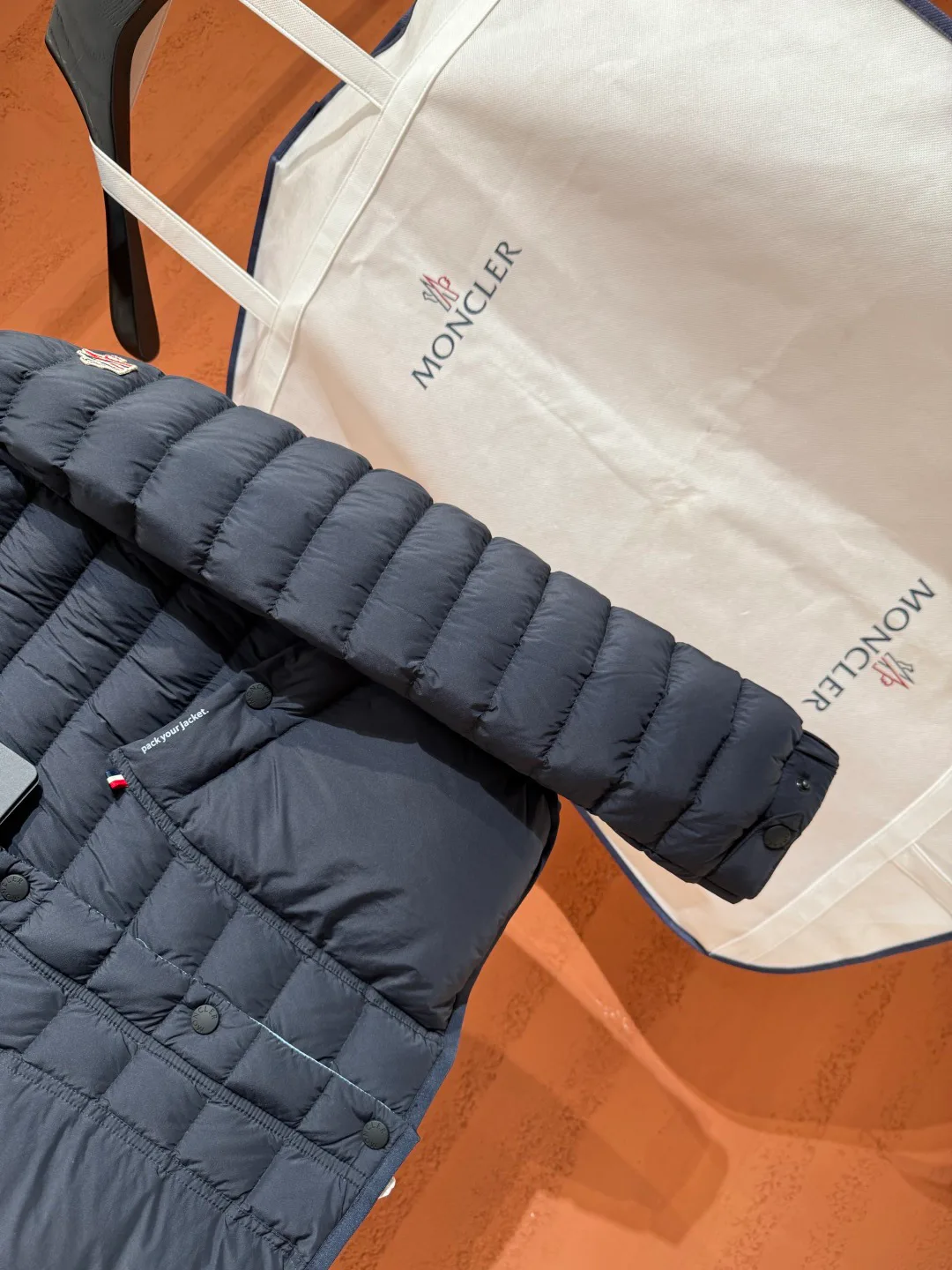 Women's Jackets And Down Jackets MONCLER 18048147