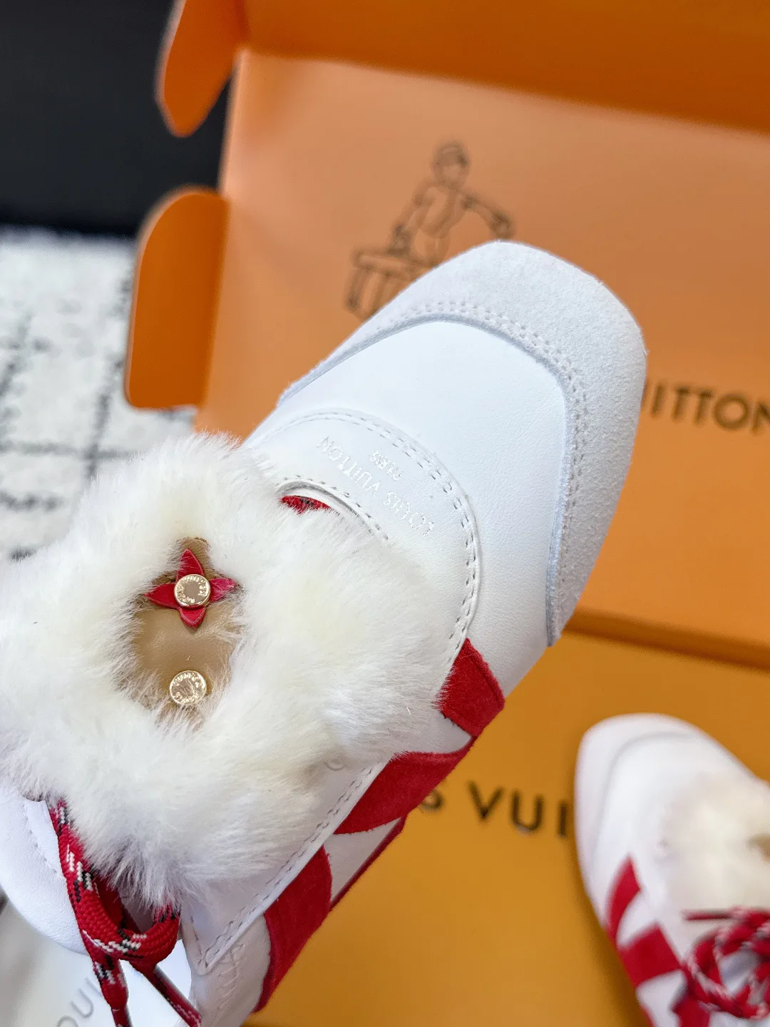 Women's Sneakers LOUIS VUITTON 18409659