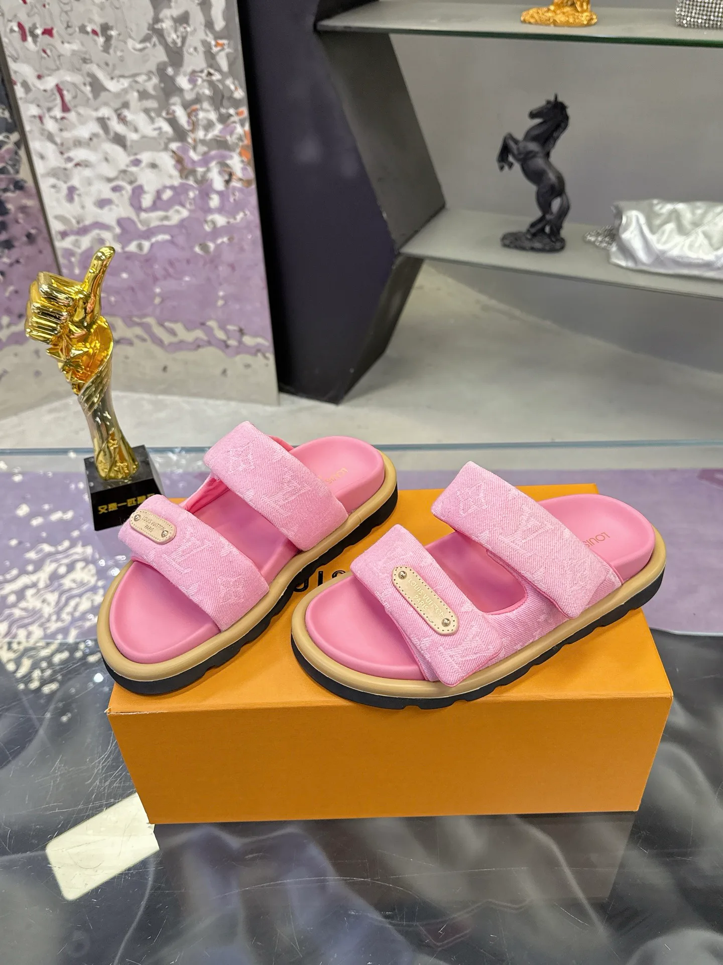 Women's Flip-Flops LOUIS VUITTON 17530465