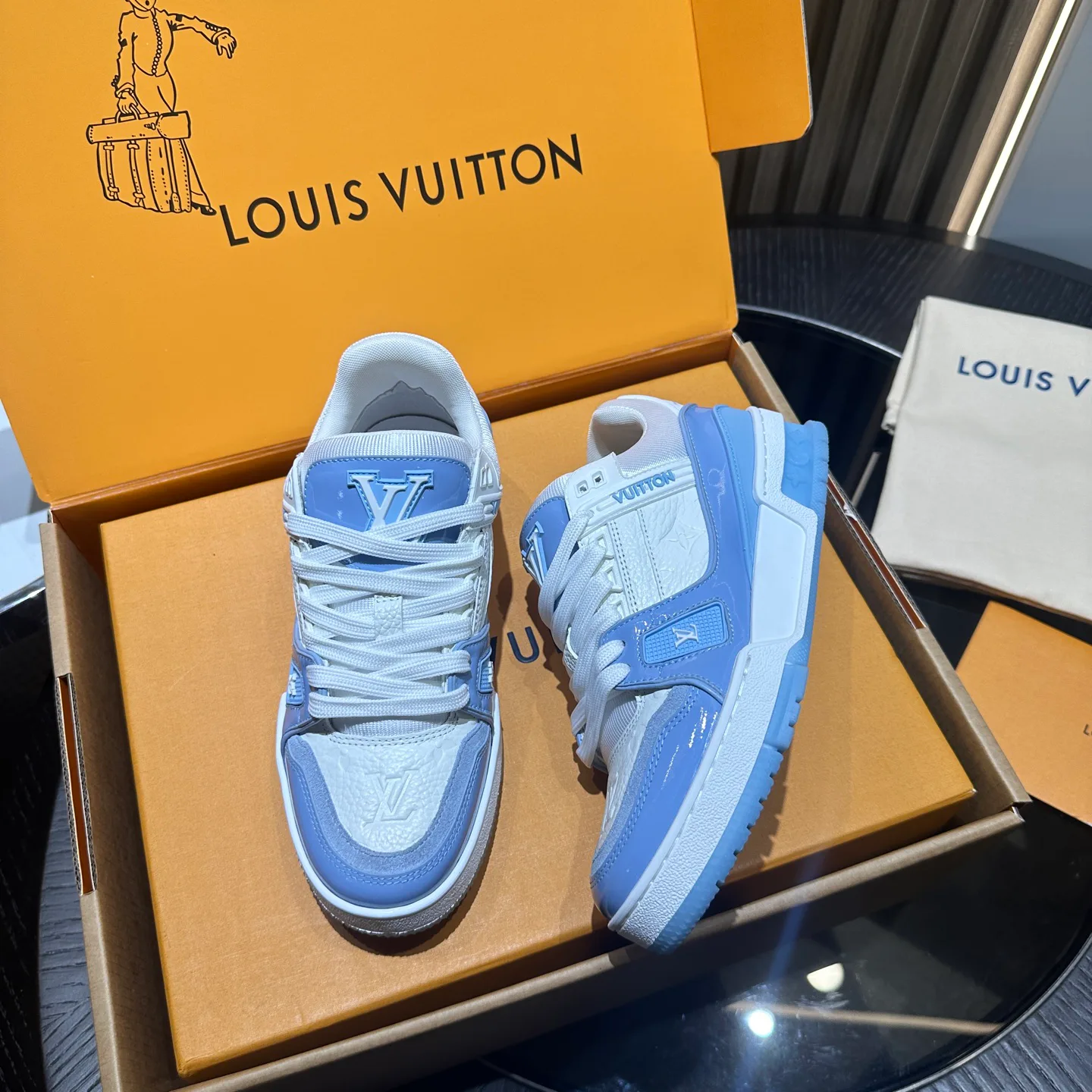 Women's Sneakers LOUIS VUITTON 18192494