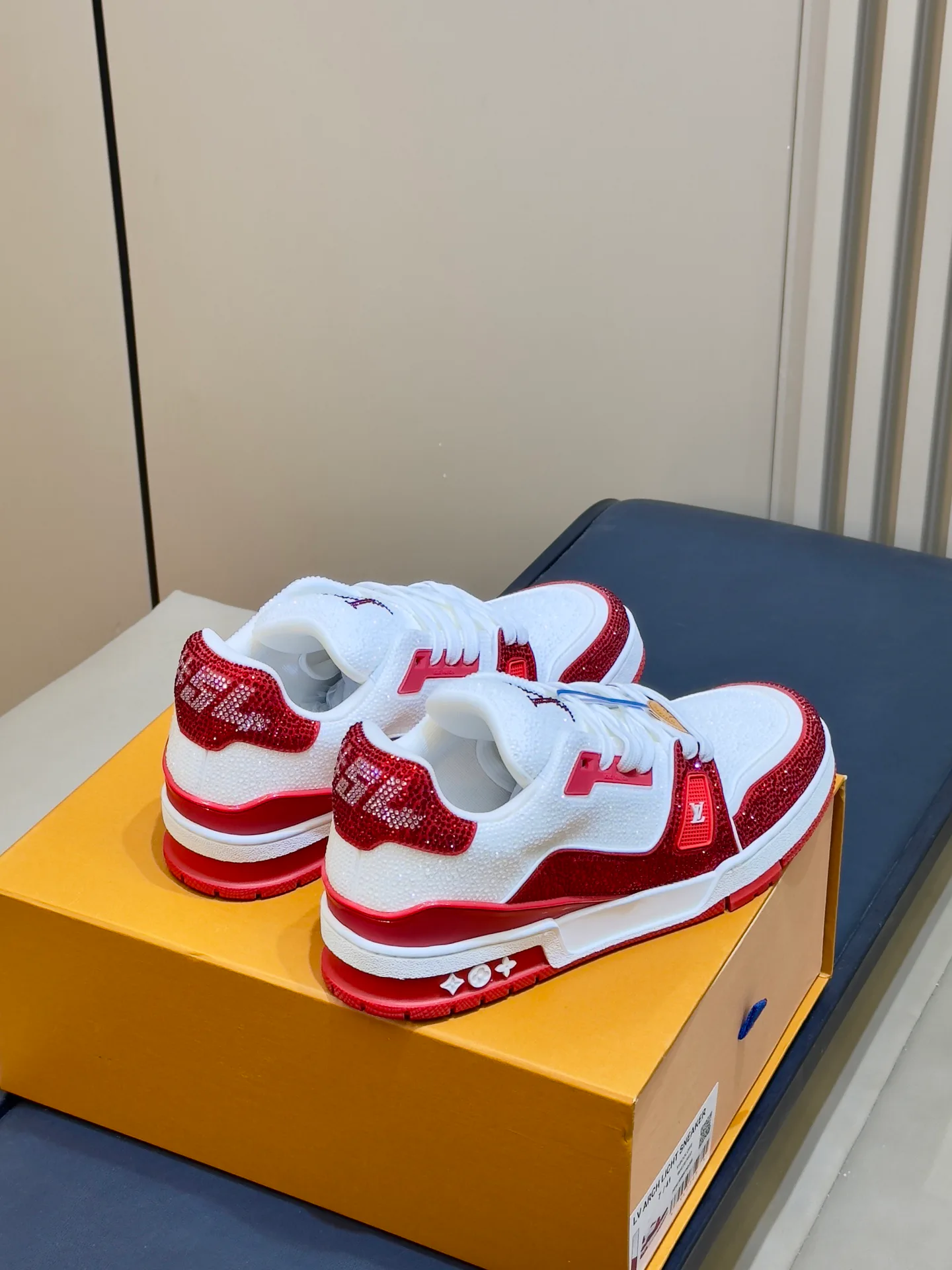 Women's Sneakers LOUIS VUITTON 18073559