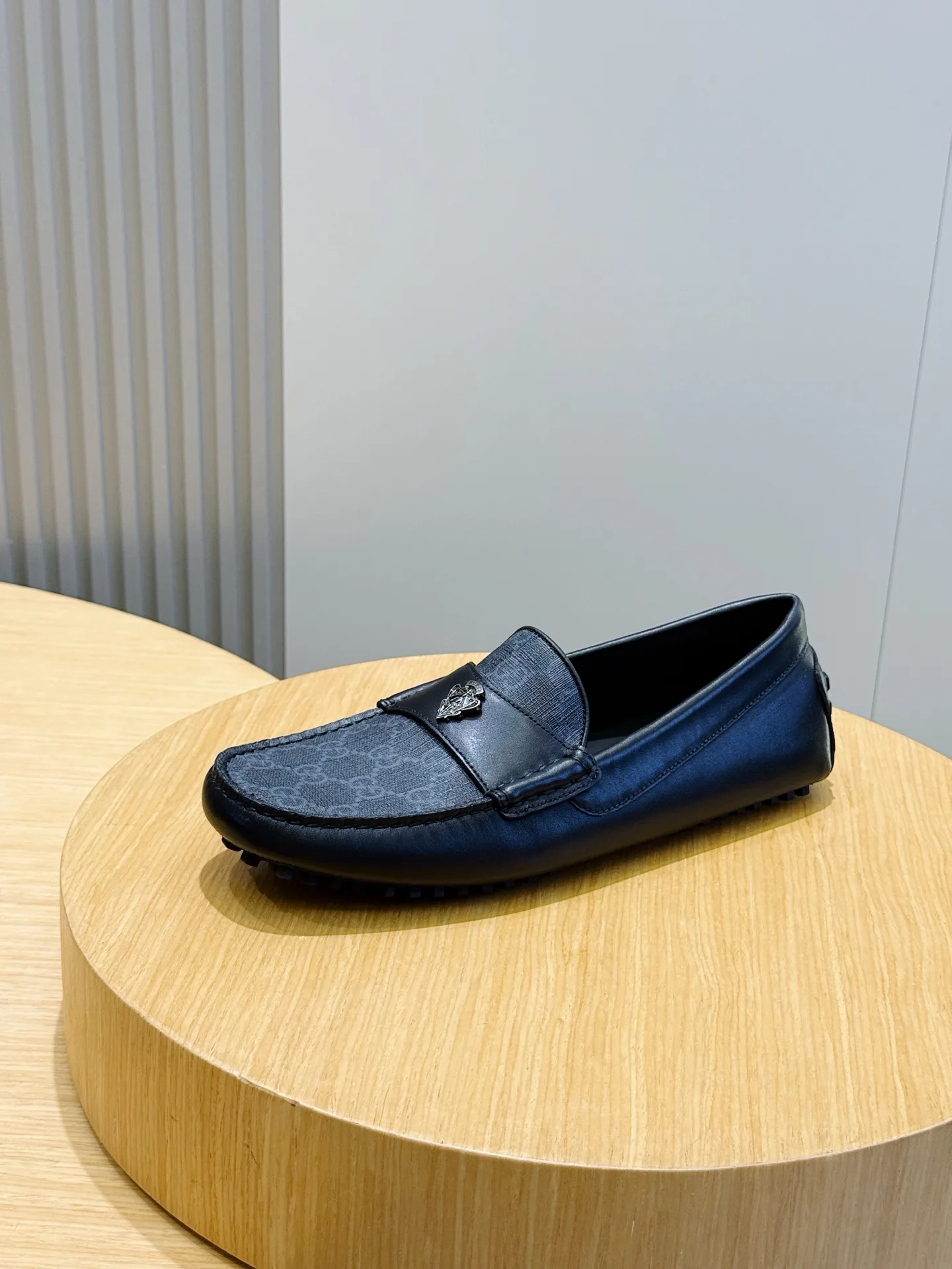 Men's Loafers And Dress Shoes GUCCI 18101429