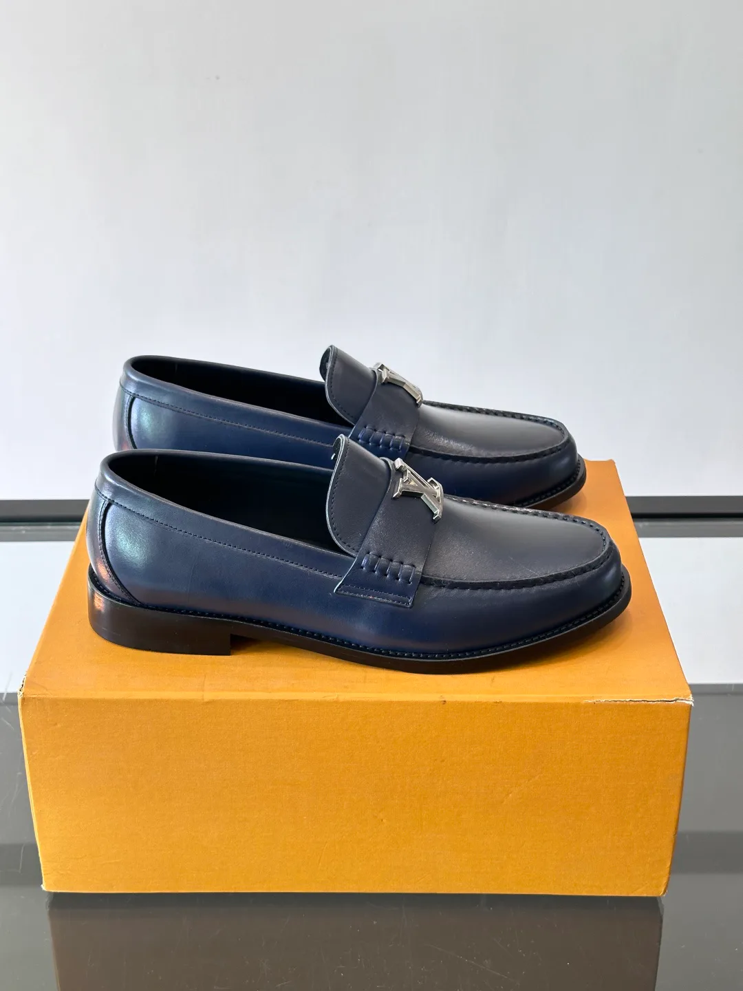 Men's Loafers And Dress Shoes LOUIS VUITTON 18169697