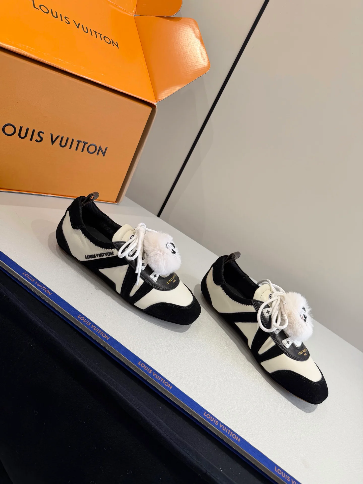 Women's Sneakers LOUIS VUITTON 17793889