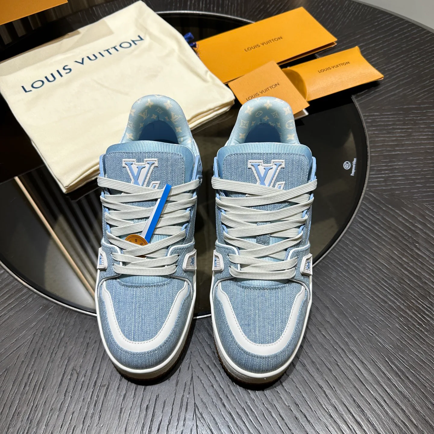 Women's Sneakers LOUIS VUITTON 18192404