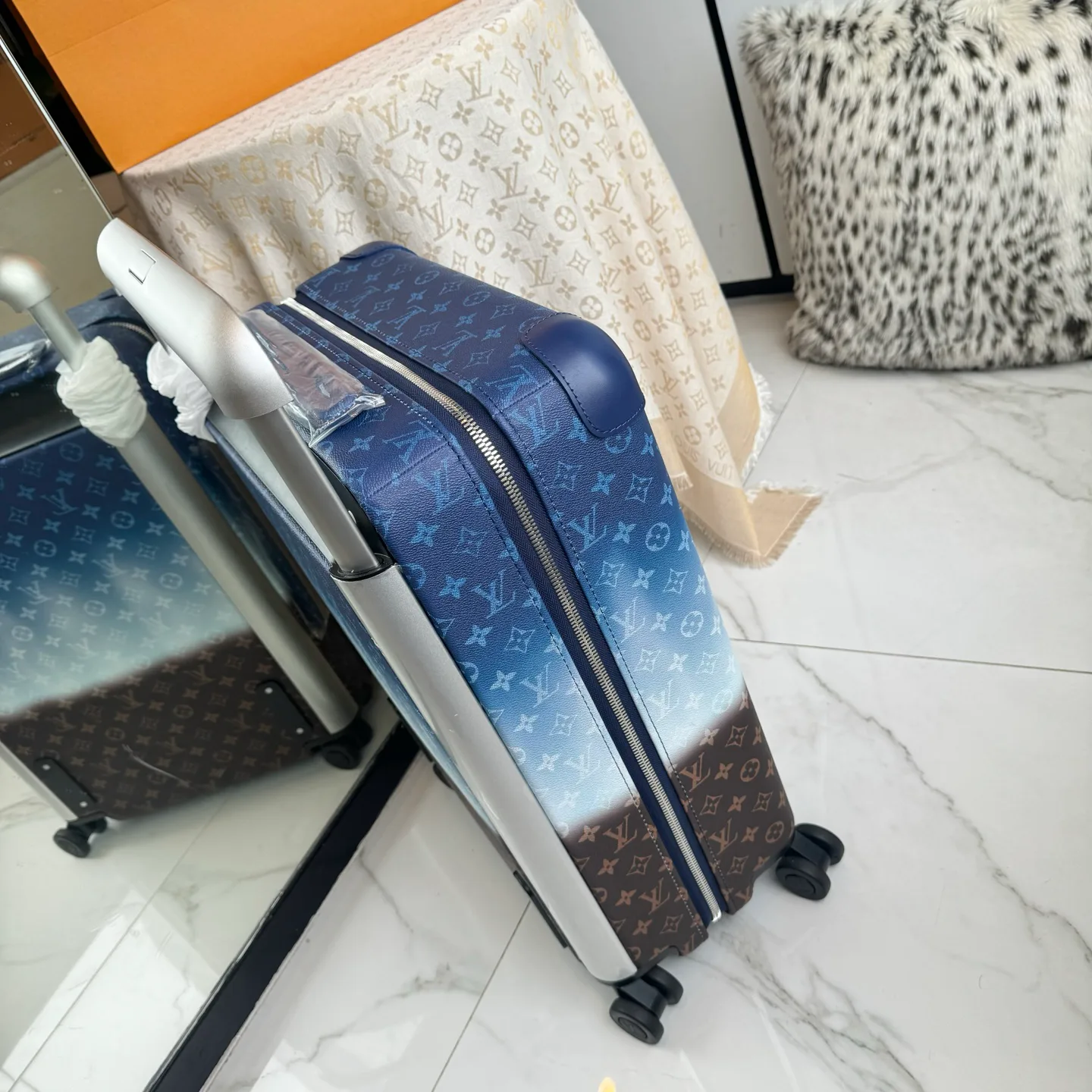 Suitcases LOUIS VUITTON 17801473