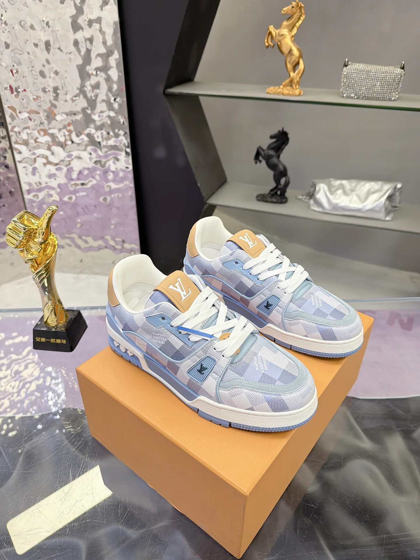 Women's Sneakers LOUIS VUITTON 18104018
