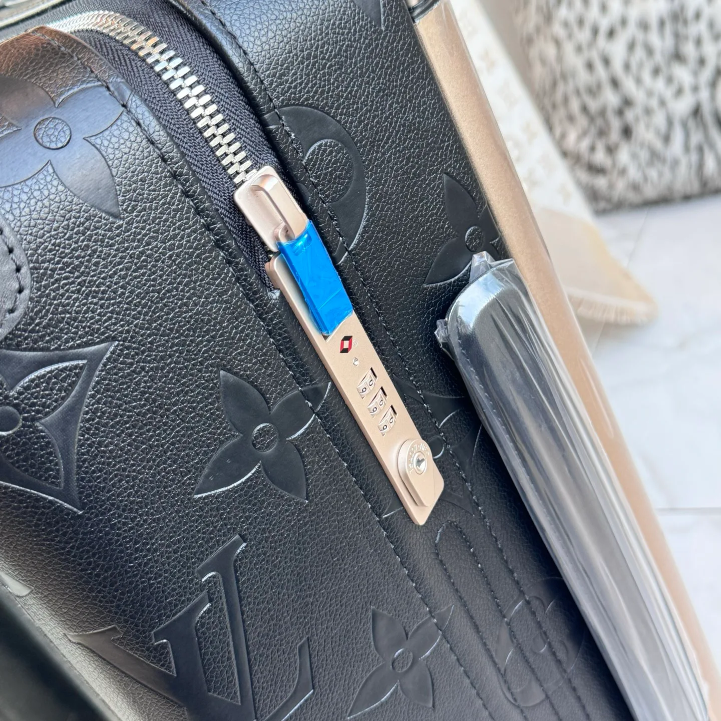Suitcases LOUIS VUITTON 17675227