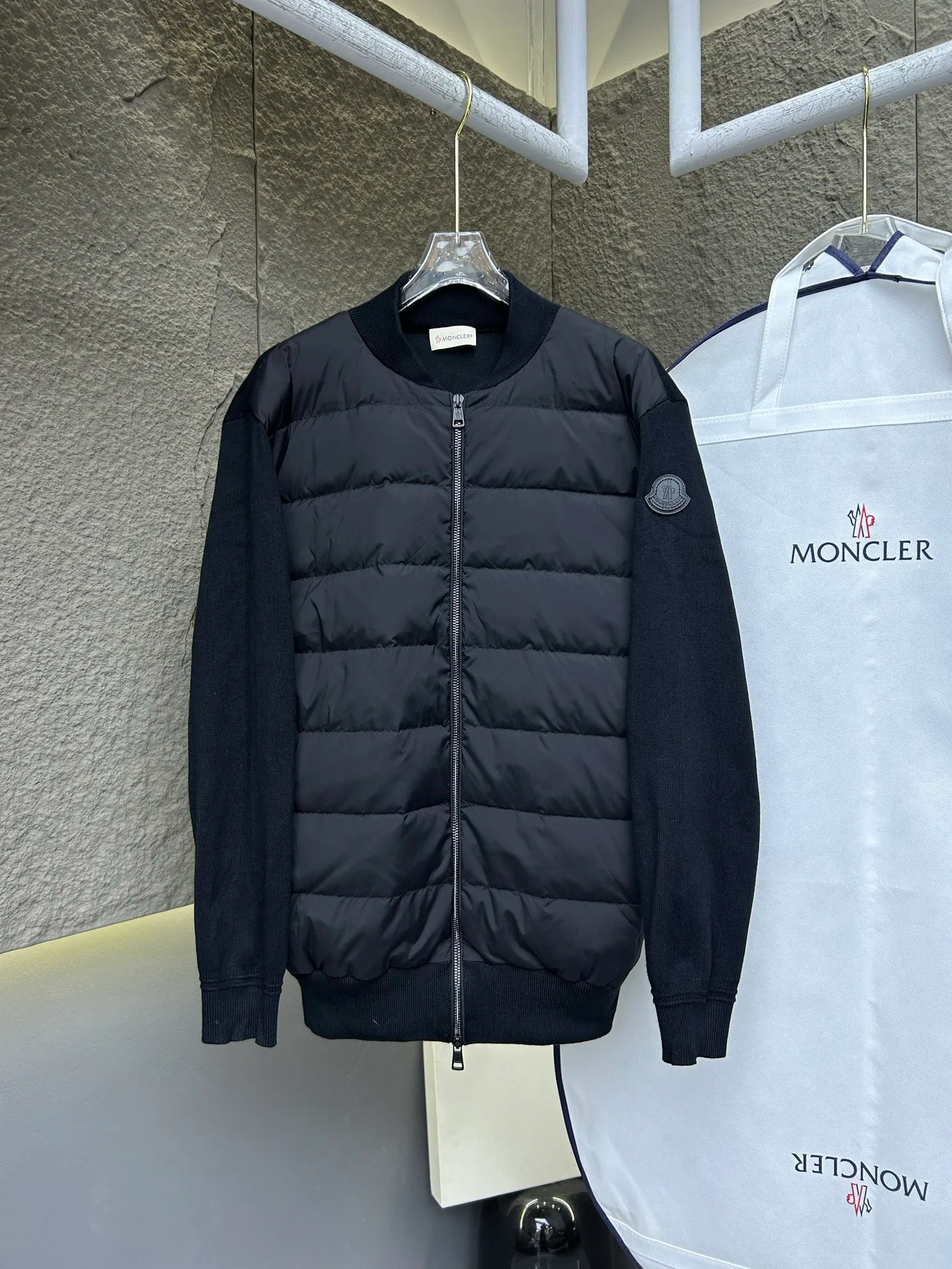 Women's Jackets And Down Jackets MONCLER 17323195
