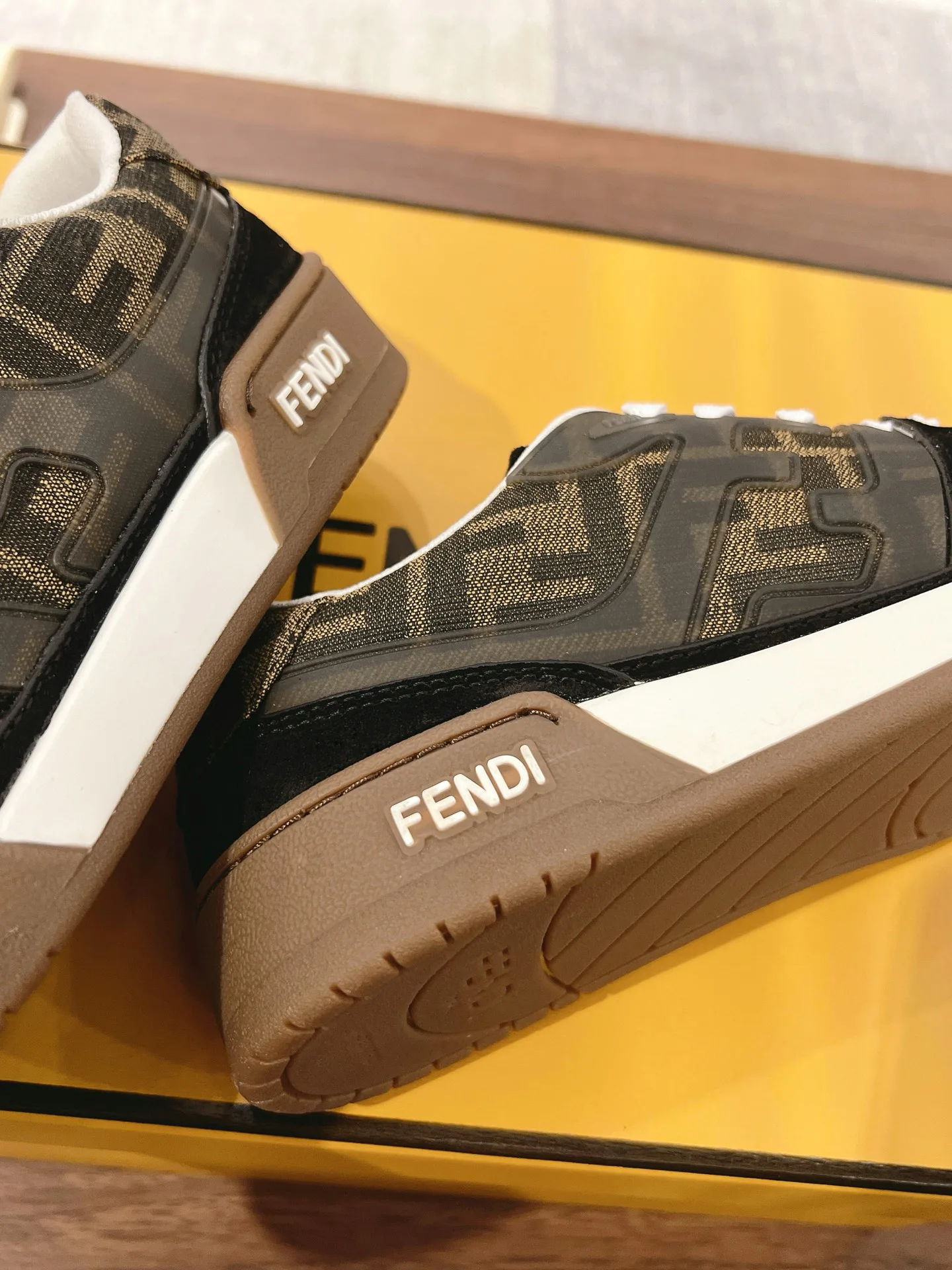 Women's Sneakers FENDI 18219605