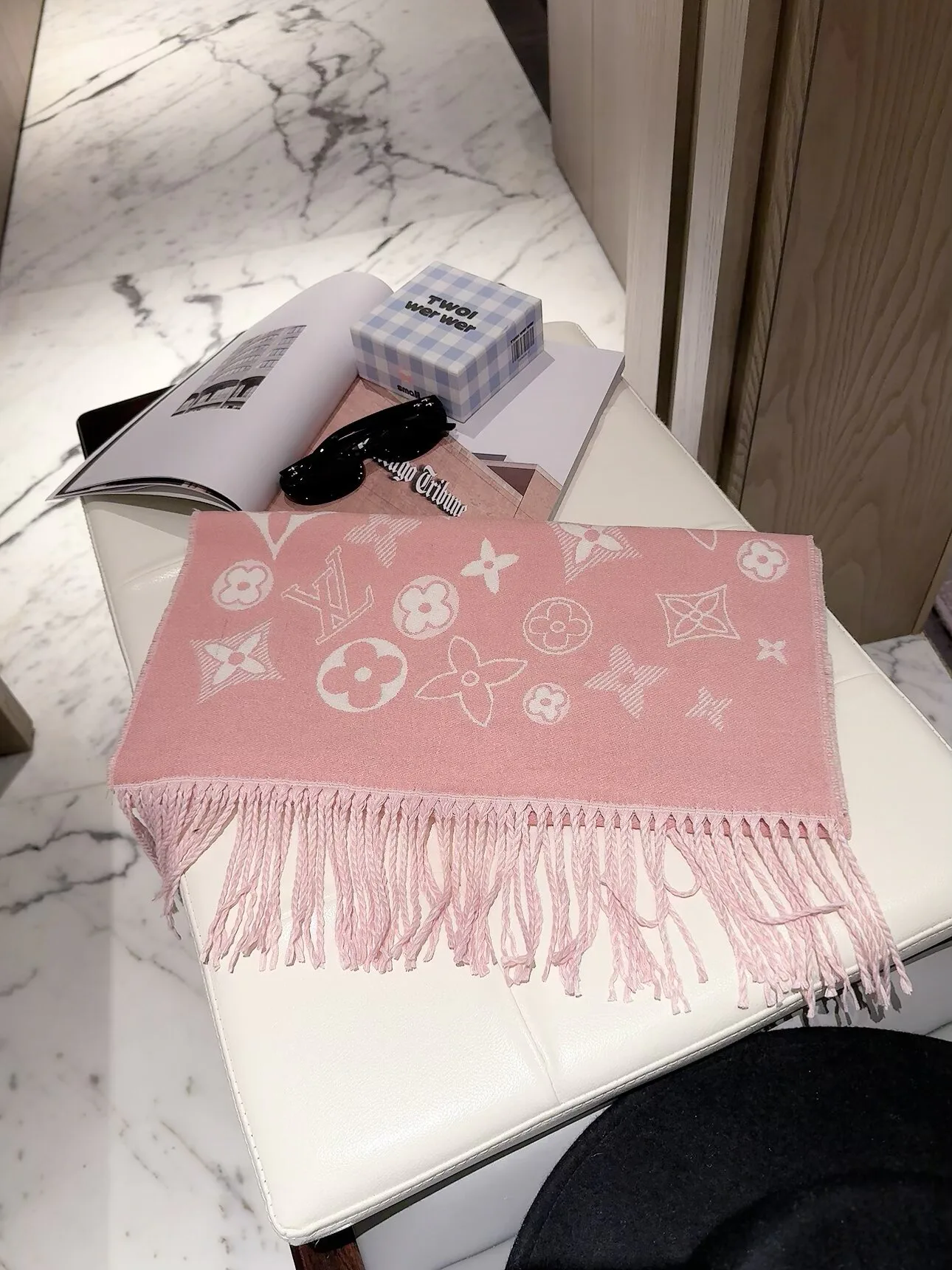 Scarves LOUIS VUITTON 18377550