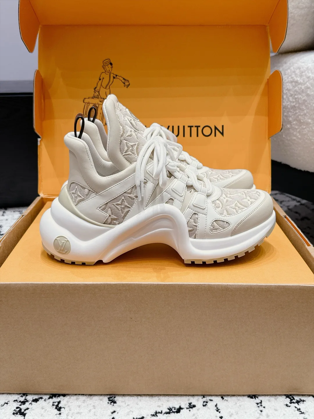 Women's Sneakers LOUIS VUITTON 18505471