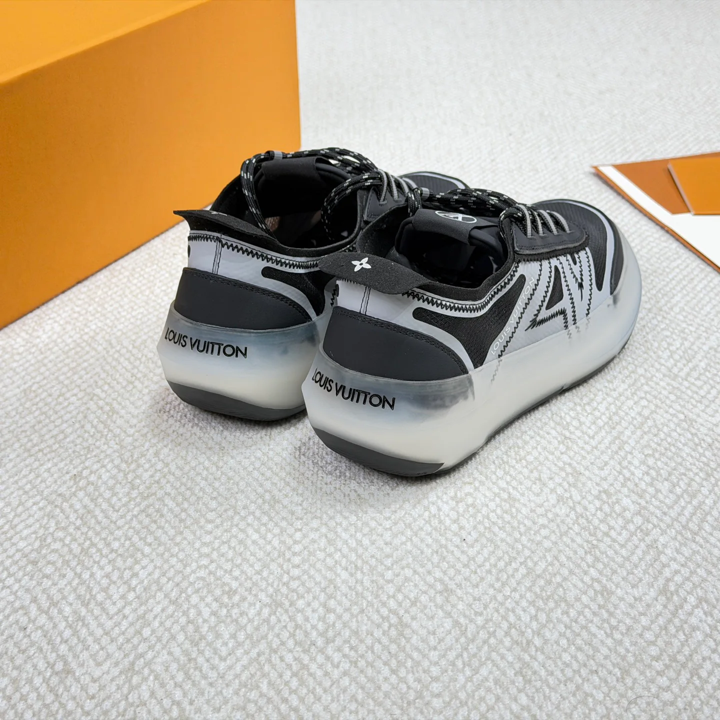 Women's Sneakers LOUIS VUITTON 18265146