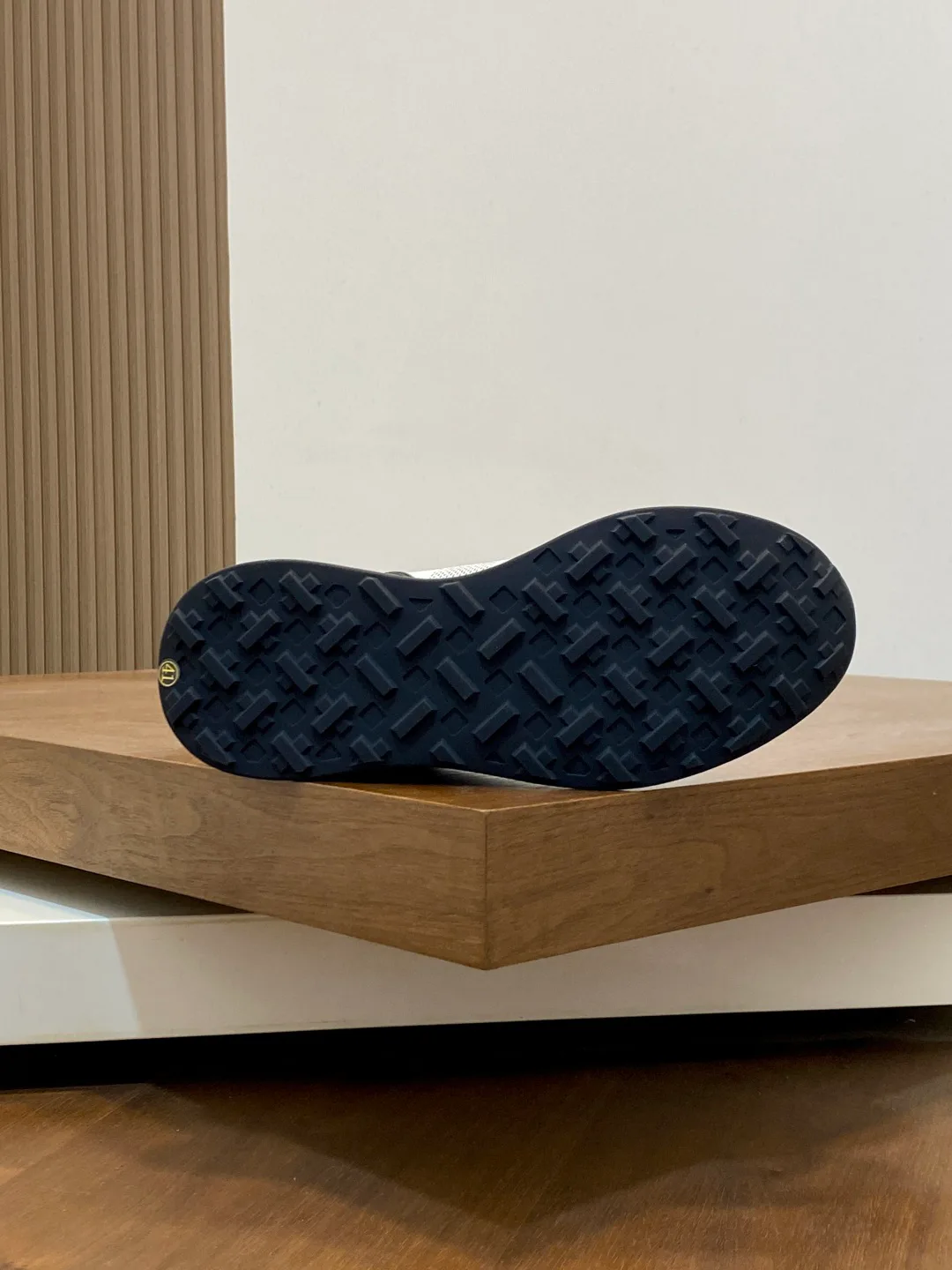 Men's Sneakers LOUIS VUITTON 18274583