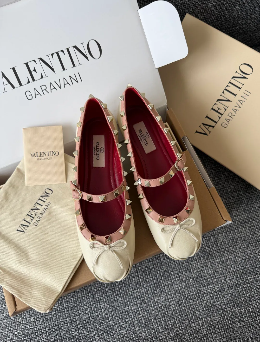Women's Ballet Flats VALENTINO 18243750