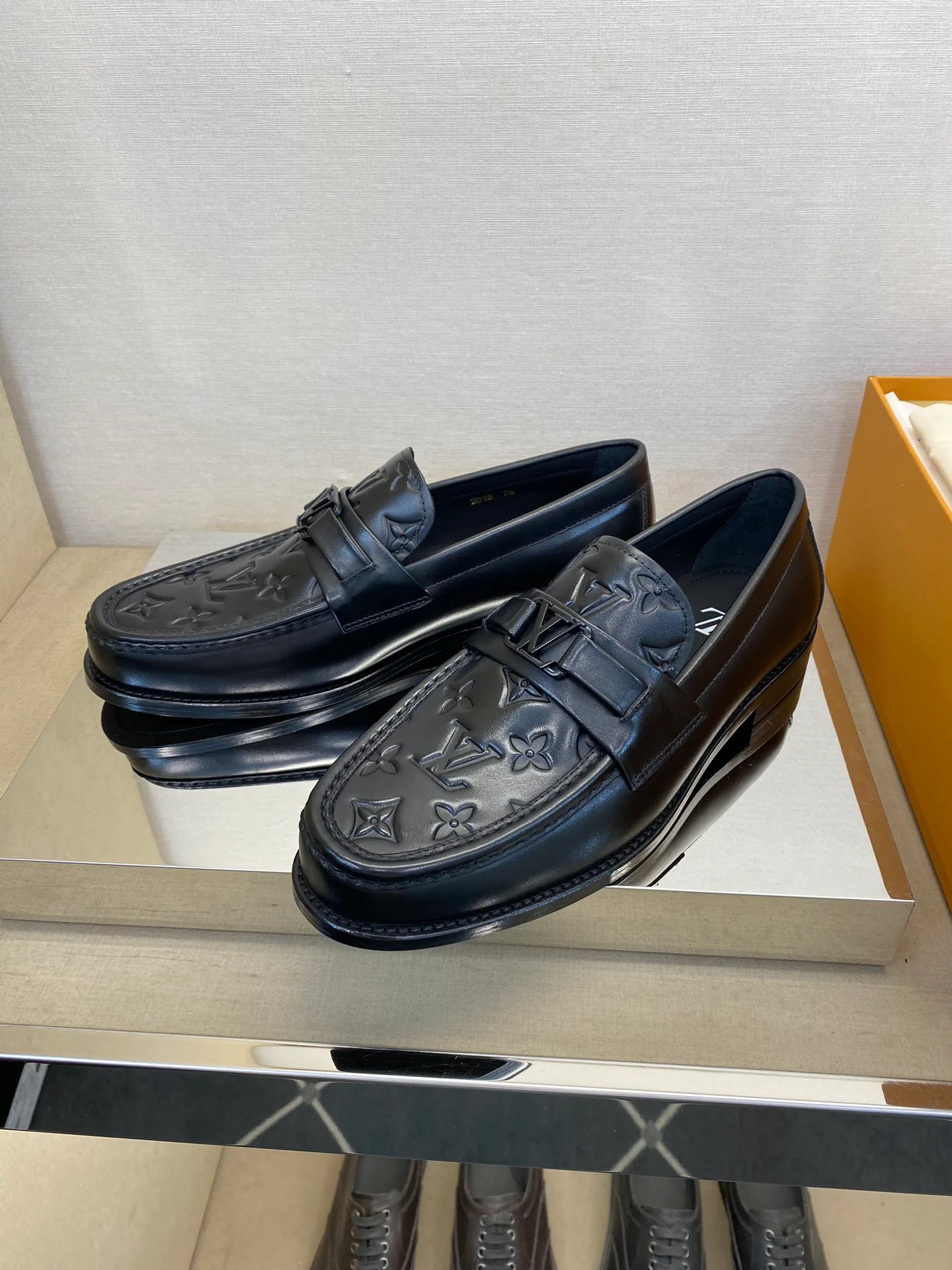 Men's Loafers And Dress Shoes LOUIS VUITTON 18079163