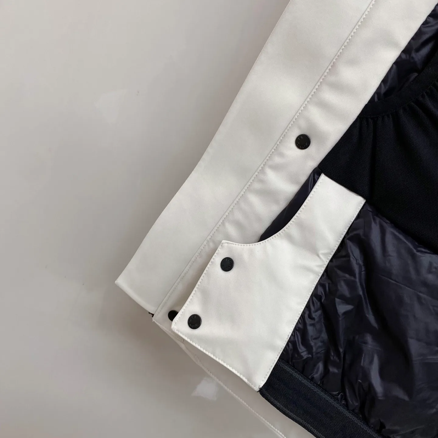 Women's Jackets And Down Jackets MONCLER 18236882