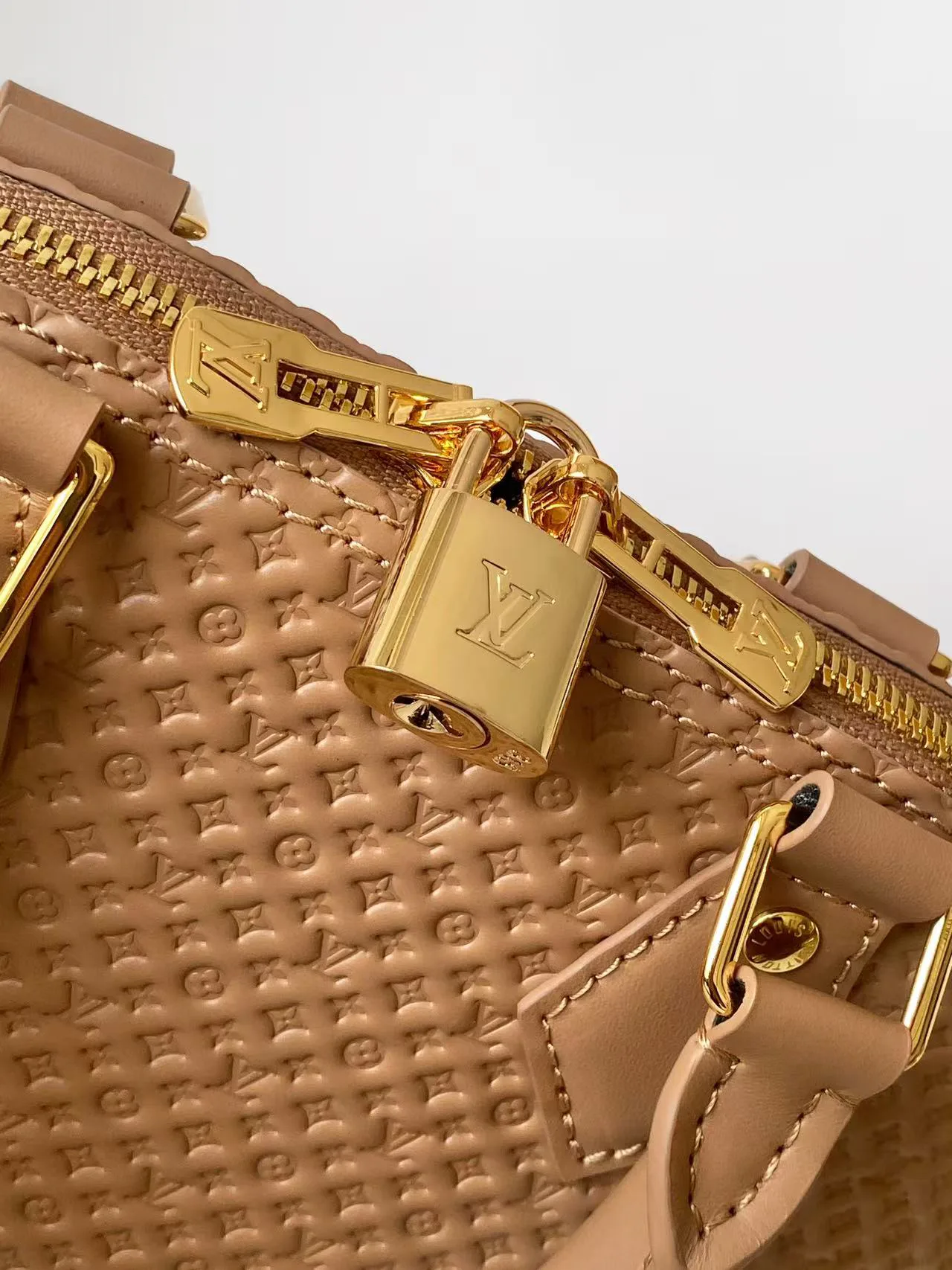 Women's Classic Handbags LOUIS VUITTON 17948712