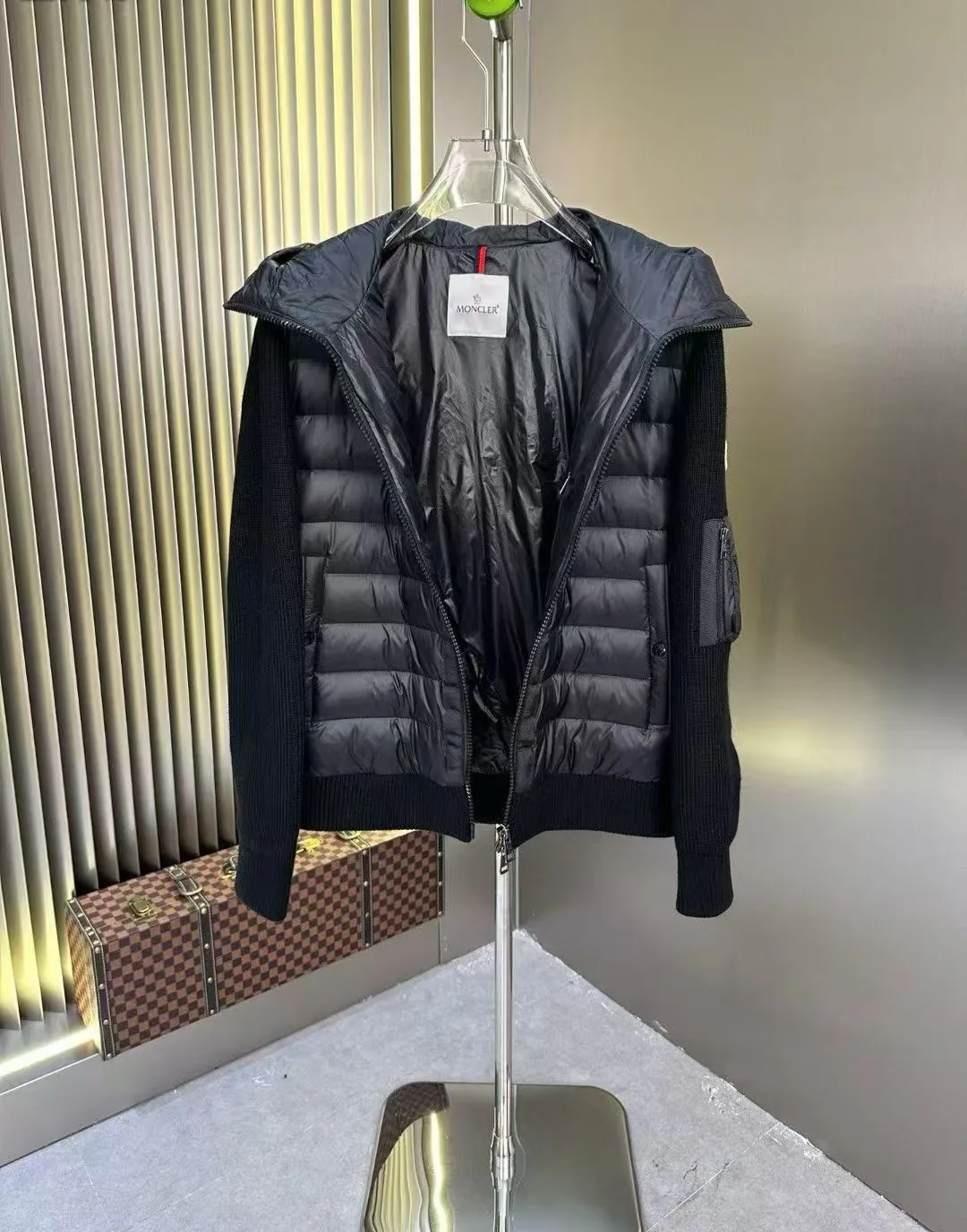 Women's Jackets And Down Jackets MONCLER 18131382
