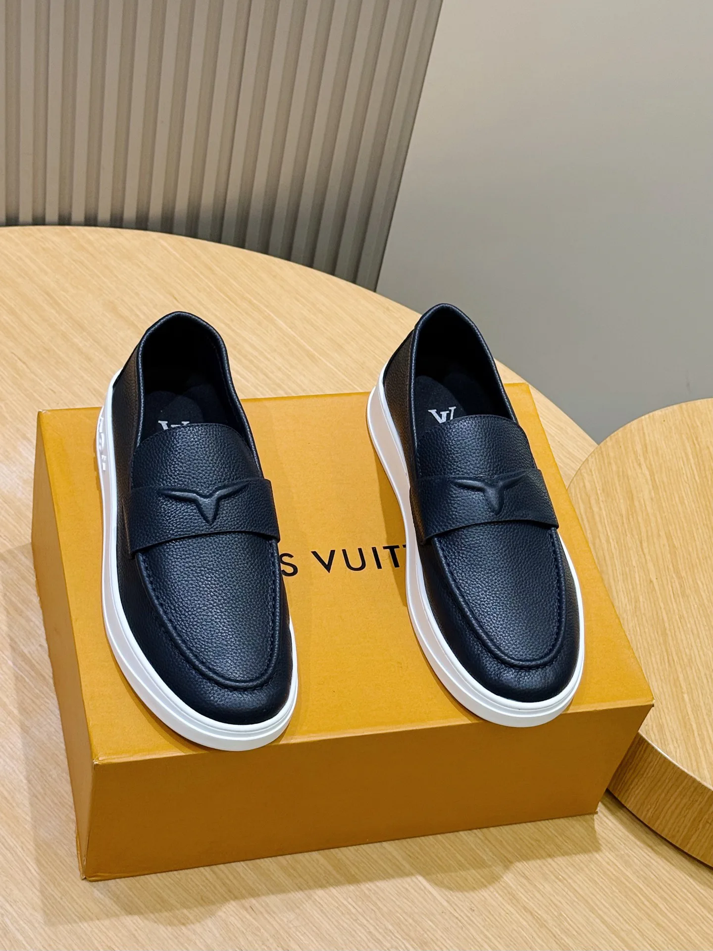 Women's Loafers And Moccasins LOUIS VUITTON 17941012