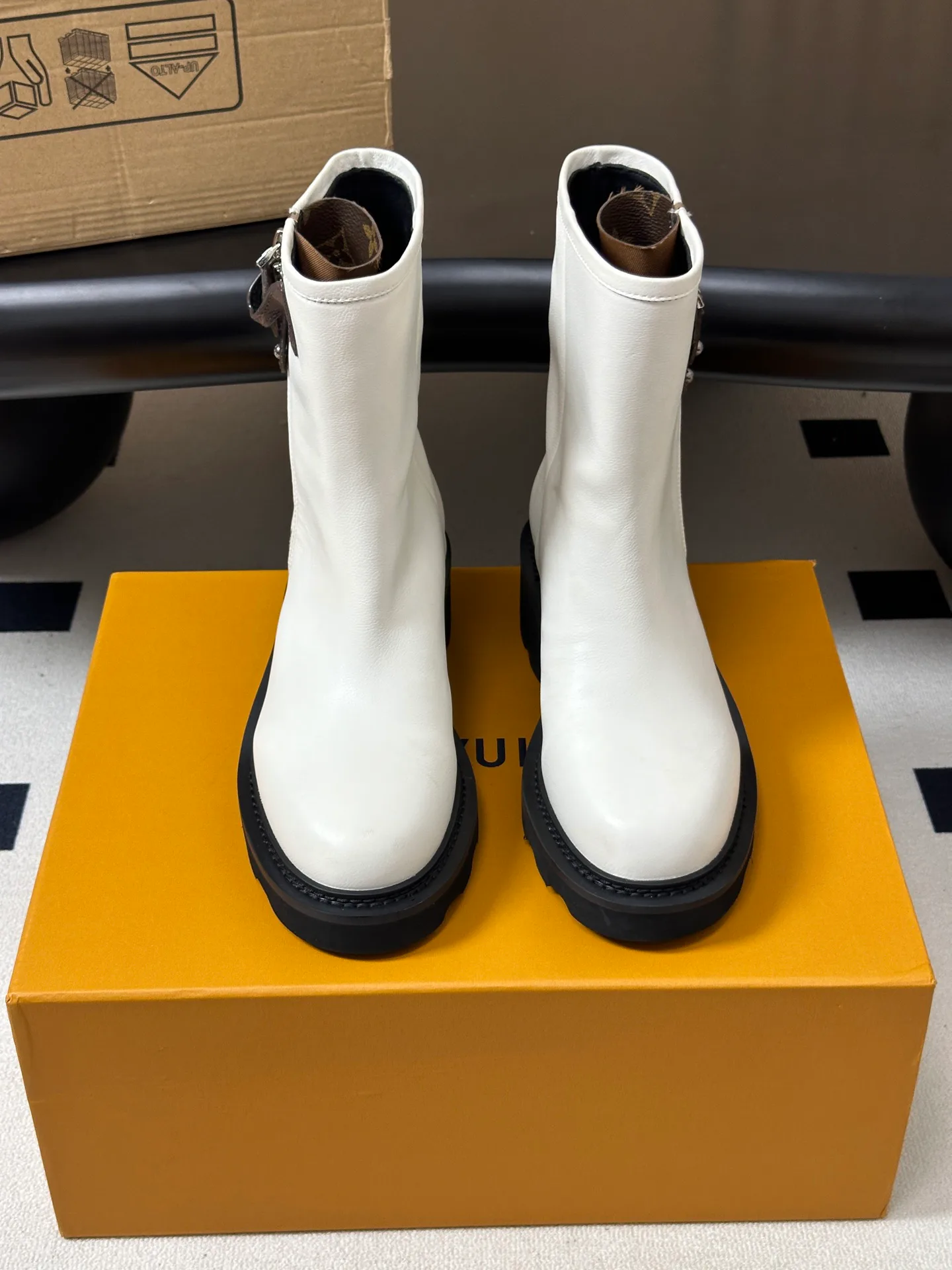 Women's Booties LOUIS VUITTON 18392527