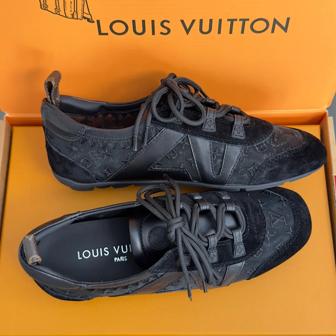Women's Sneakers LOUIS VUITTON 18083474
