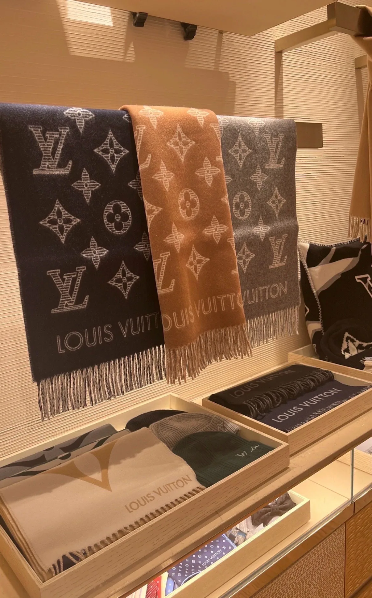 Scarves LOUIS VUITTON 17448547