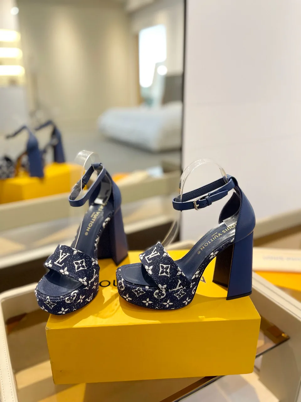Women's Open-Toe Sandals LOUIS VUITTON 17946842