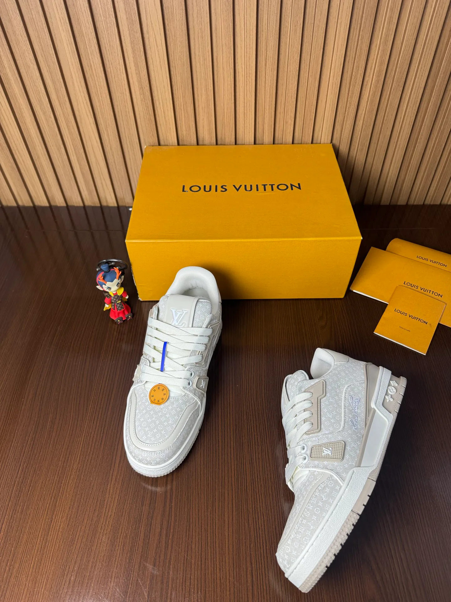 Women's Sneakers LOUIS VUITTON 18467452