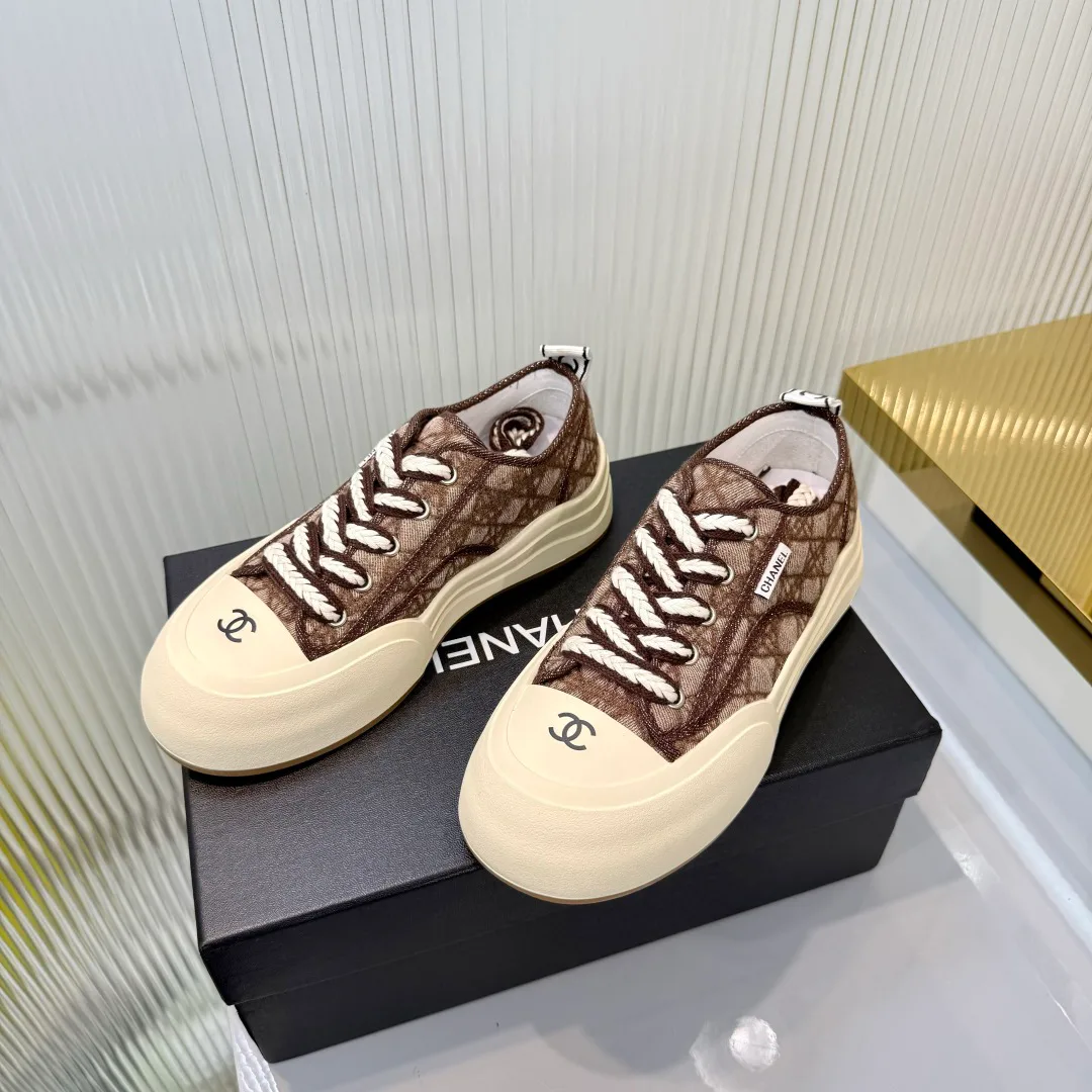 Women's Sneakers CHANEL 18366979