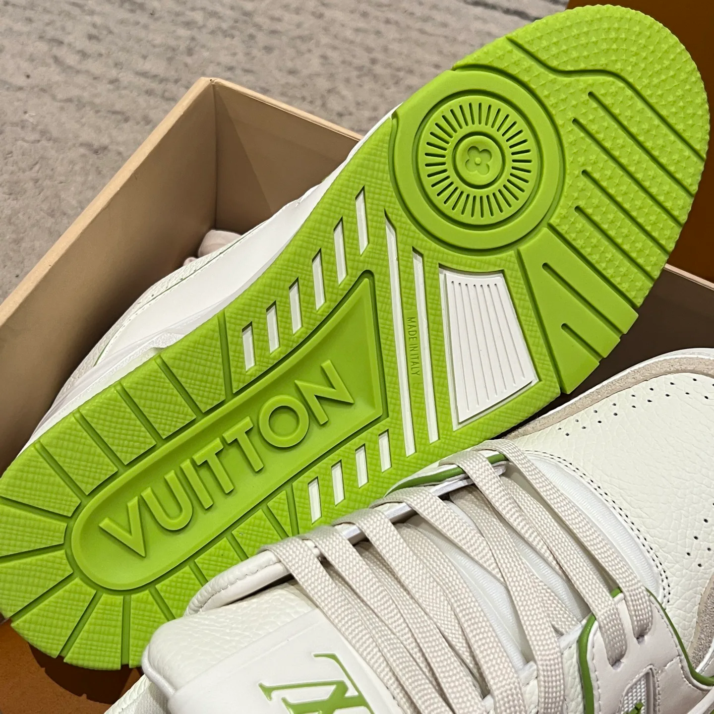 Women's Sneakers LOUIS VUITTON 18194156