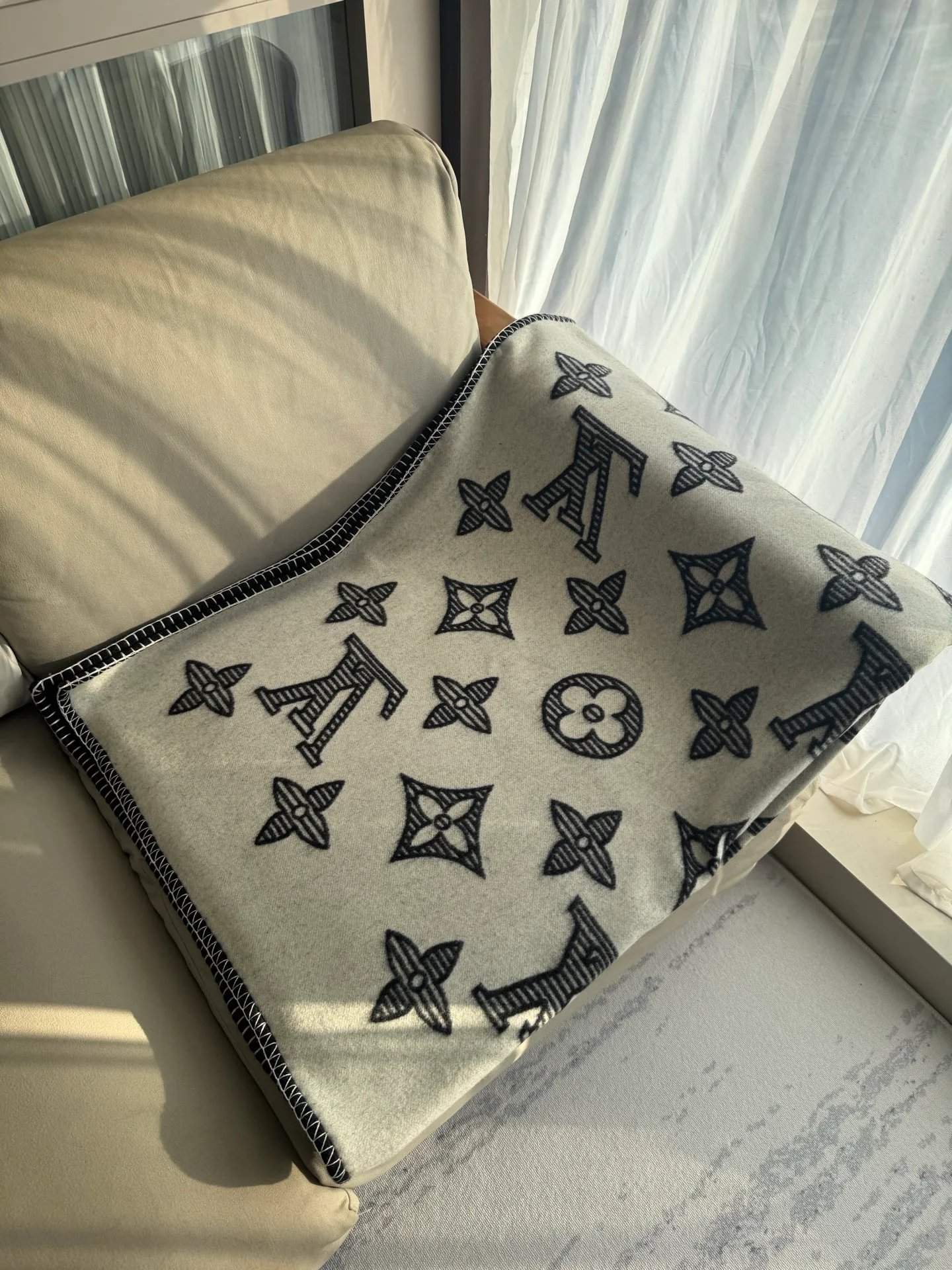 Textiles LOUIS VUITTON 18361612