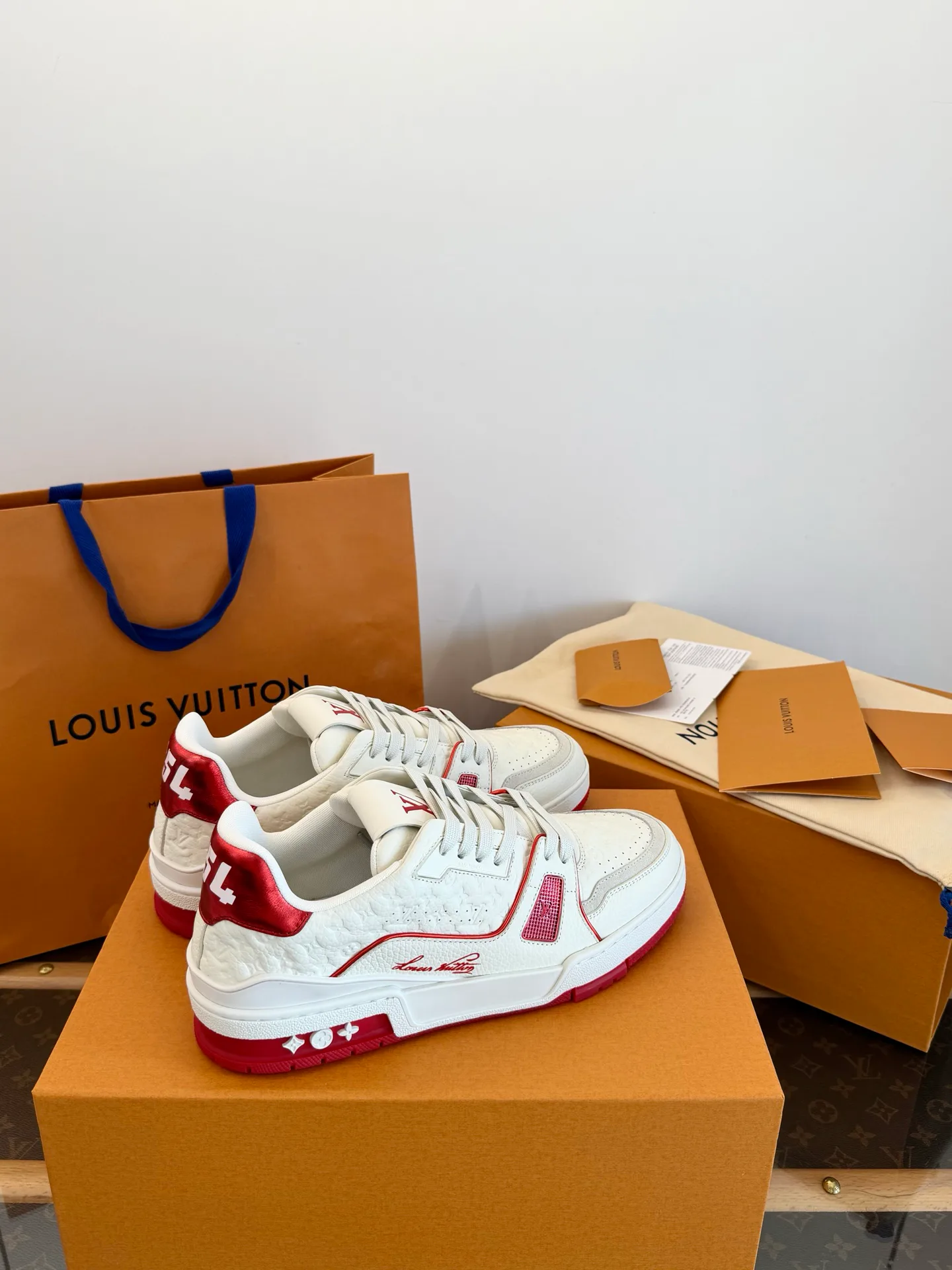 Women's Sneakers LOUIS VUITTON 18547388