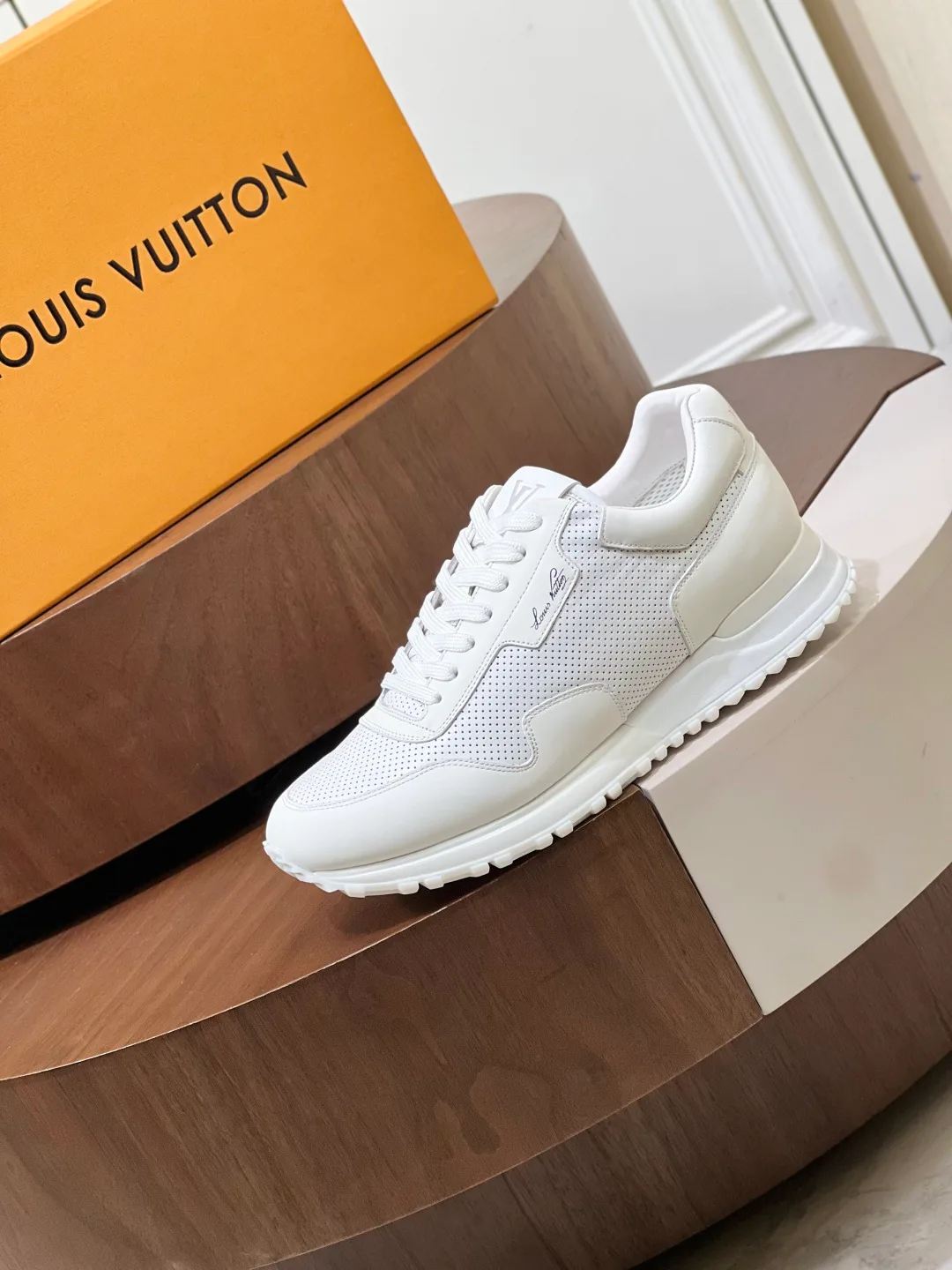 Men's Sneakers LOUIS VUITTON 18039350
