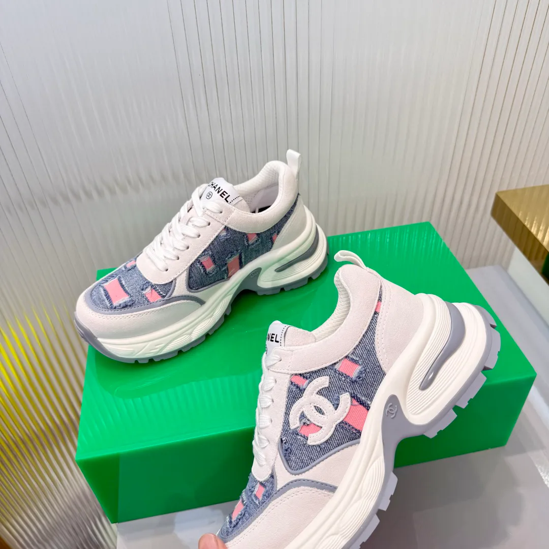 Women's Sneakers CHANEL 18366953