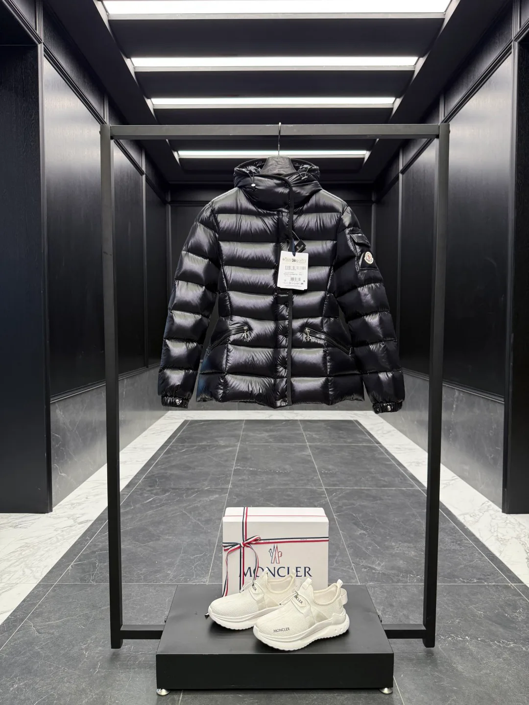 Men's Jackets And Down Jackets MONCLER 18492194
