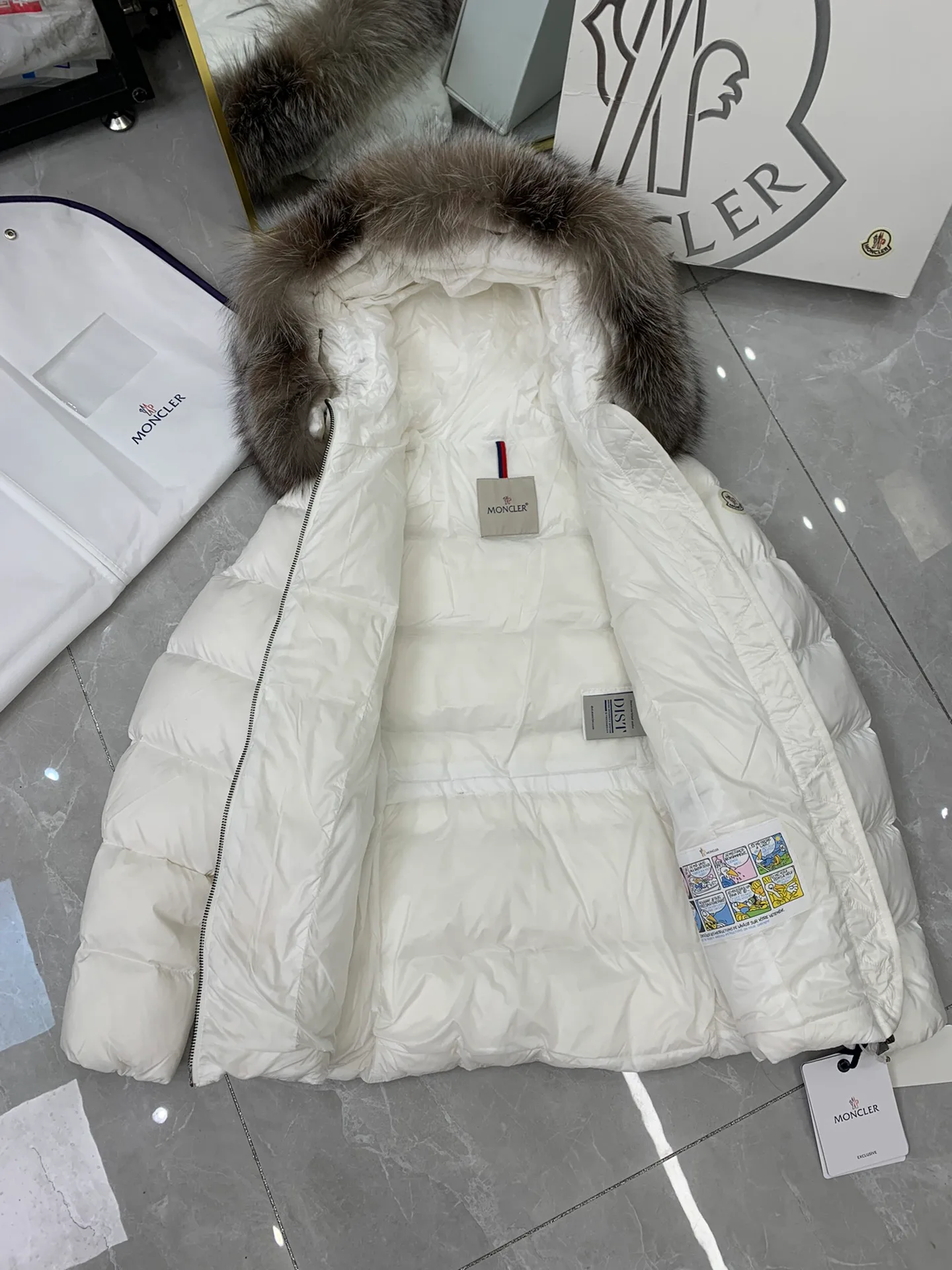 Women's Jackets And Down Jackets MONCLER 18188708