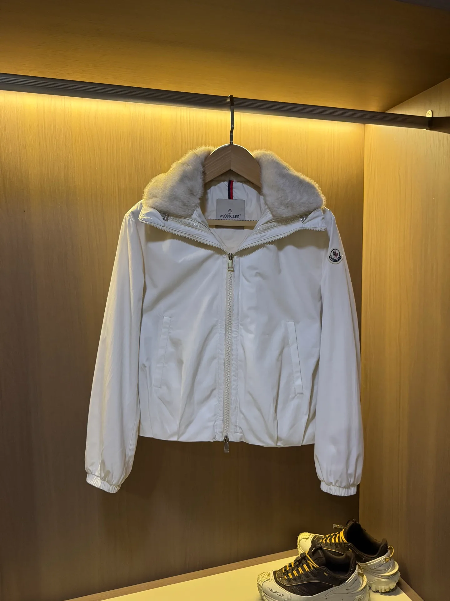 Women's Jackets And Down Jackets MONCLER 17812064