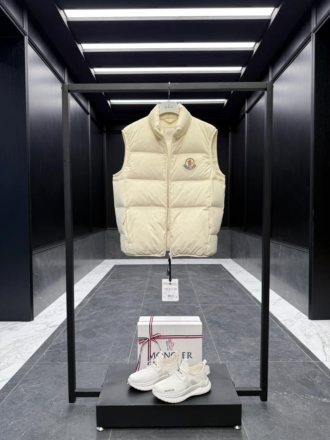 Men's Vests MONCLER 18007570