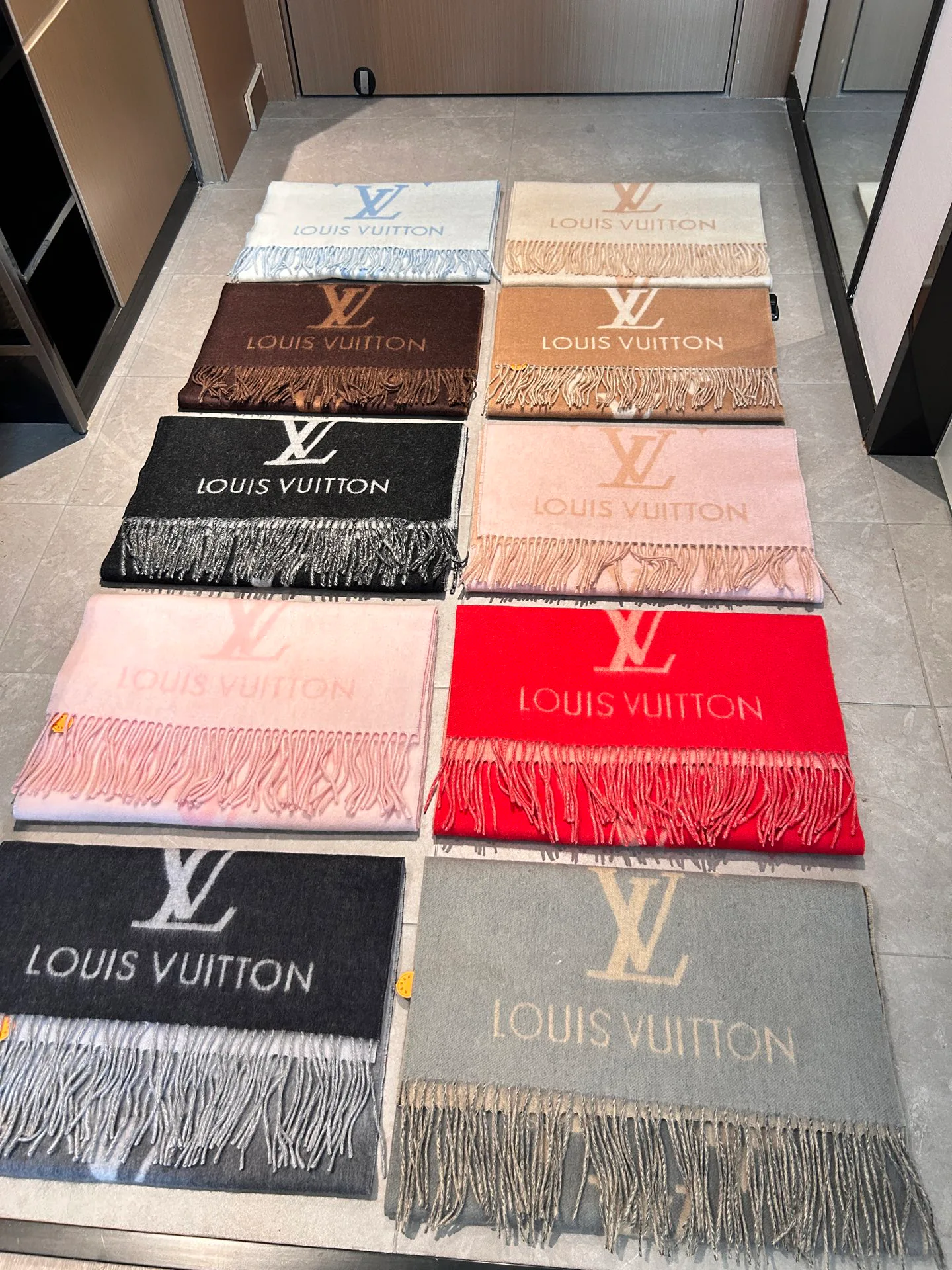 Scarves LOUIS VUITTON 18507447