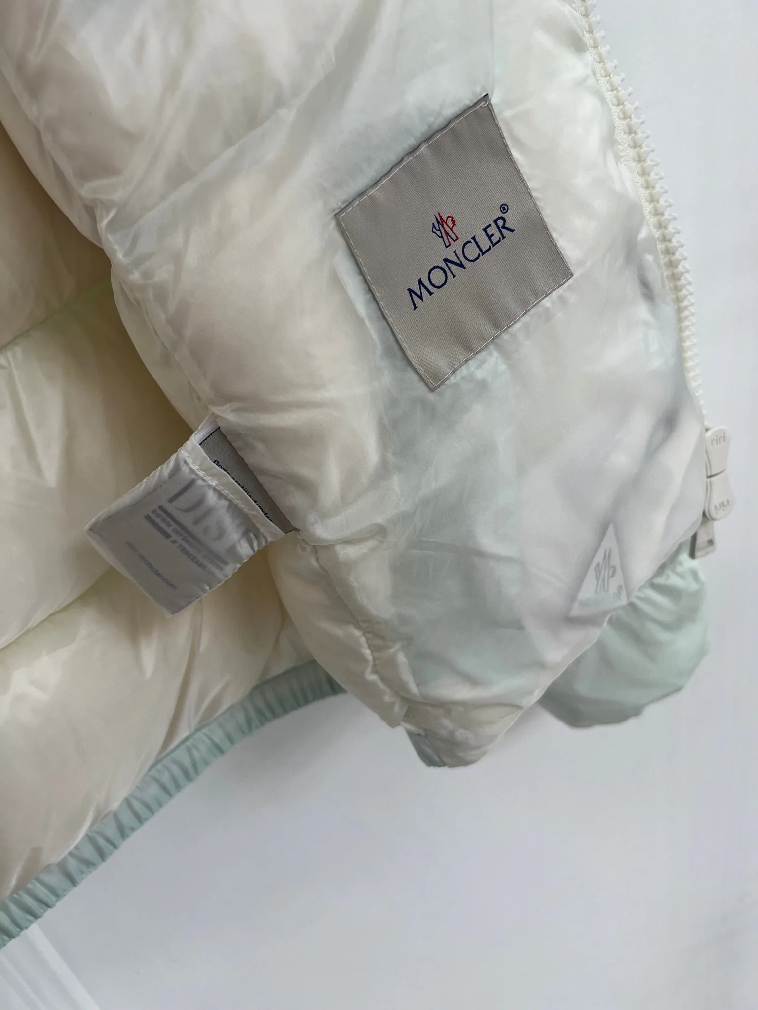 Women's Jackets And Down Jackets MONCLER 18416221