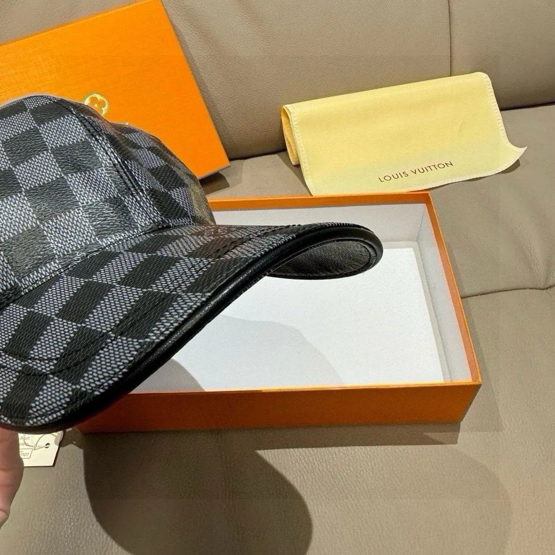 Hats LOUIS VUITTON 18105225