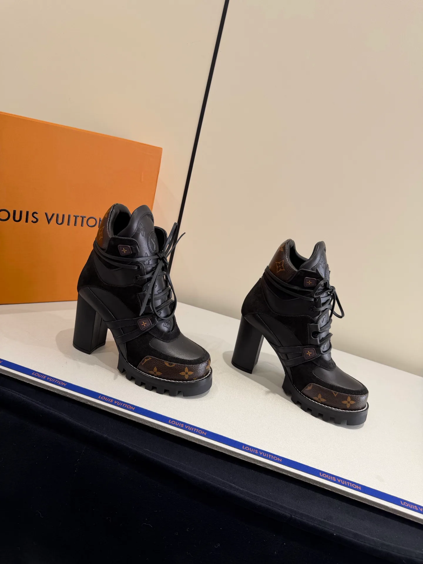 Women's Ankle Boots LOUIS VUITTON 19563676