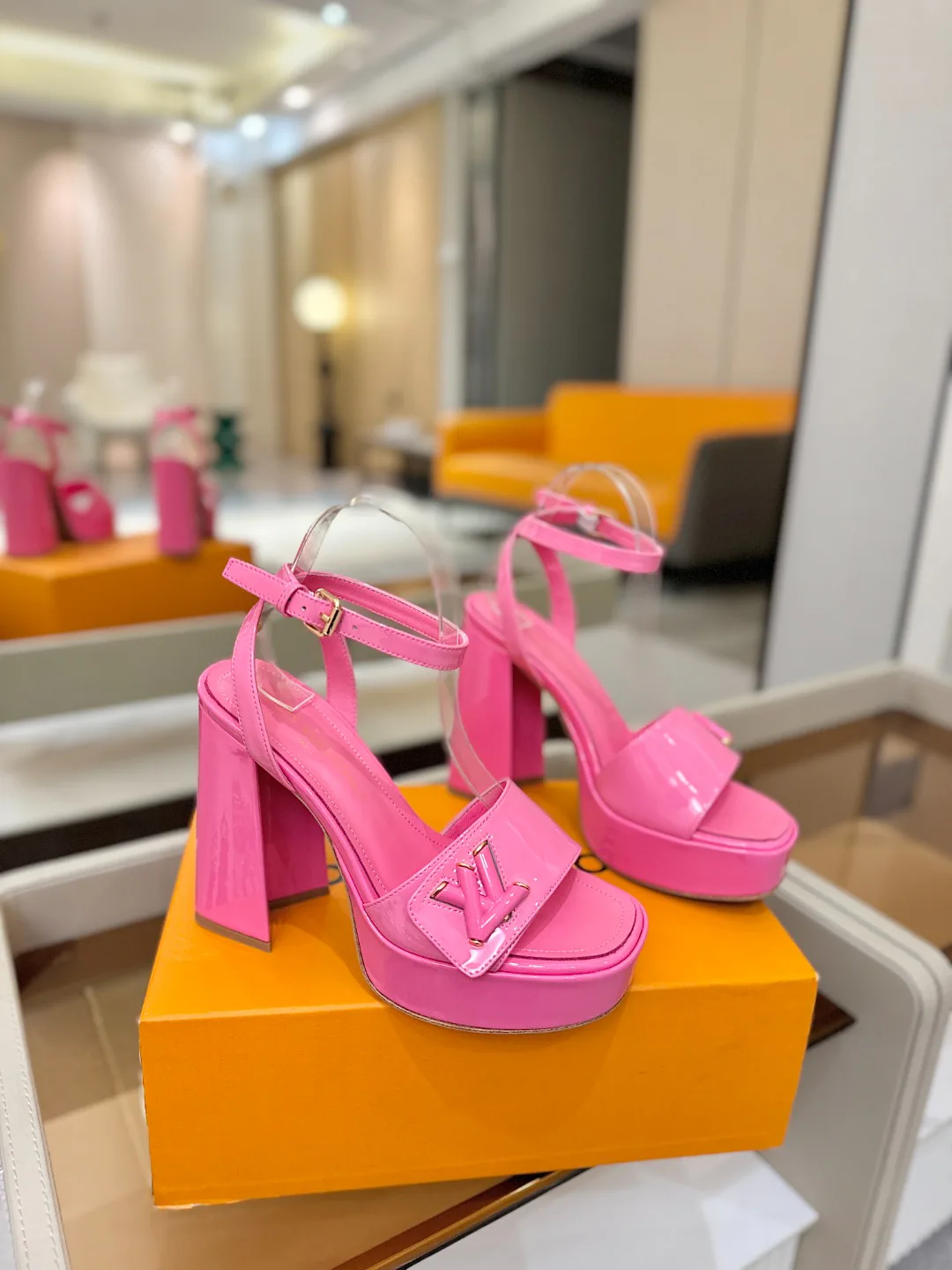 Women's Open-Toe Sandals LOUIS VUITTON 17946859