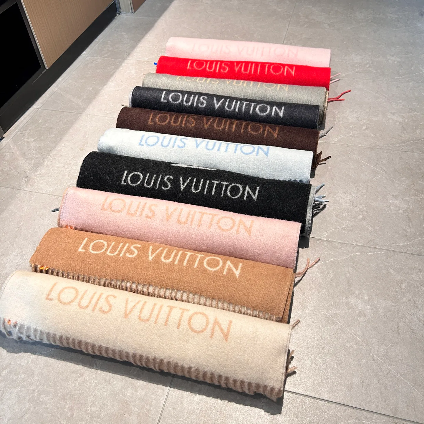 Scarves LOUIS VUITTON 18507447