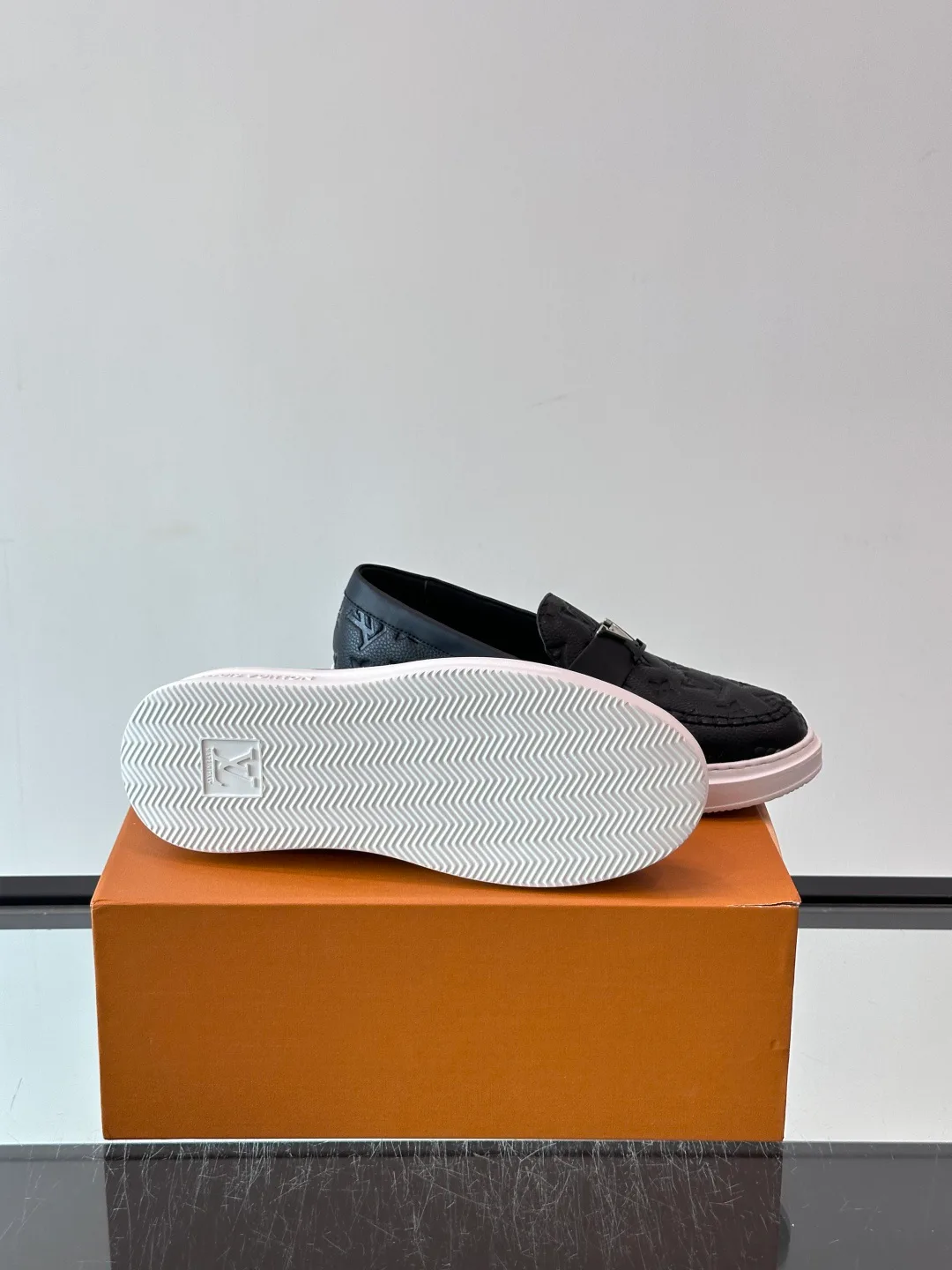 Men's Loafers And Dress Shoes LOUIS VUITTON 18400589