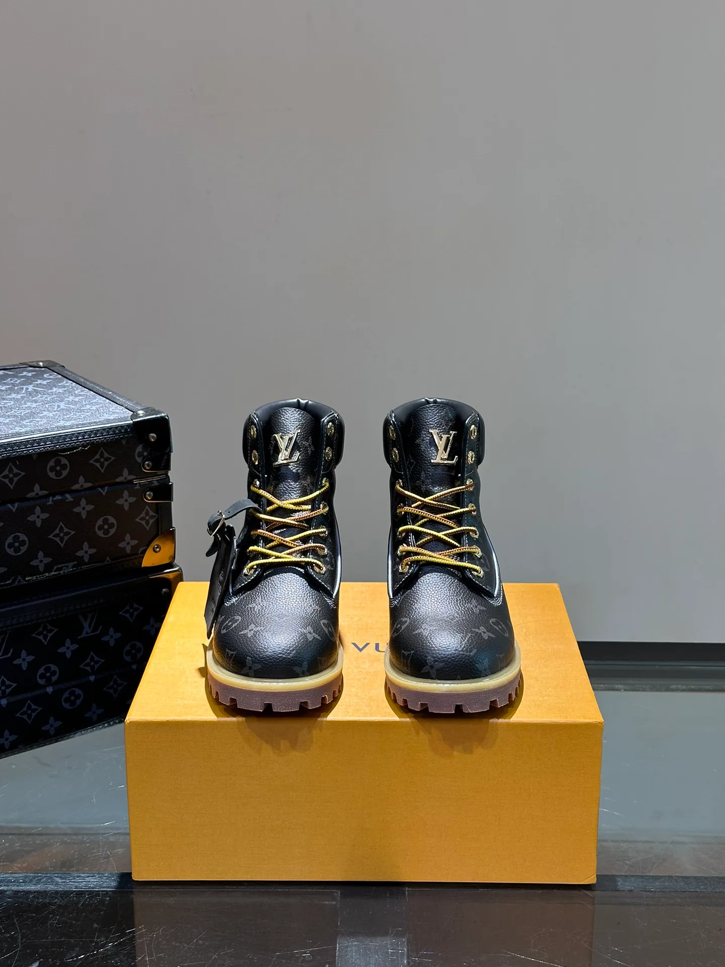 Men's Ankle Boots LOUIS VUITTON 17955337
