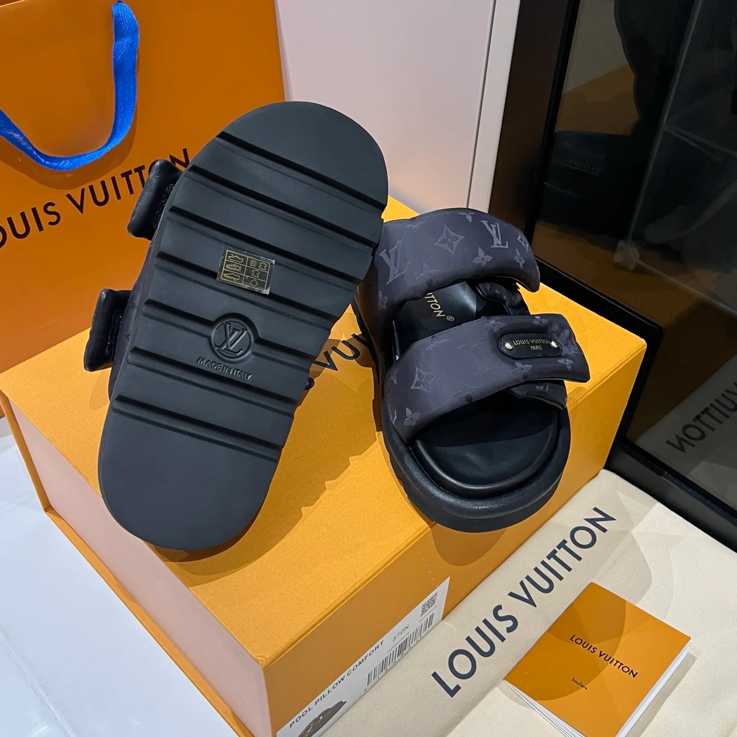 Women's Flip-Flops LOUIS VUITTON 17608439