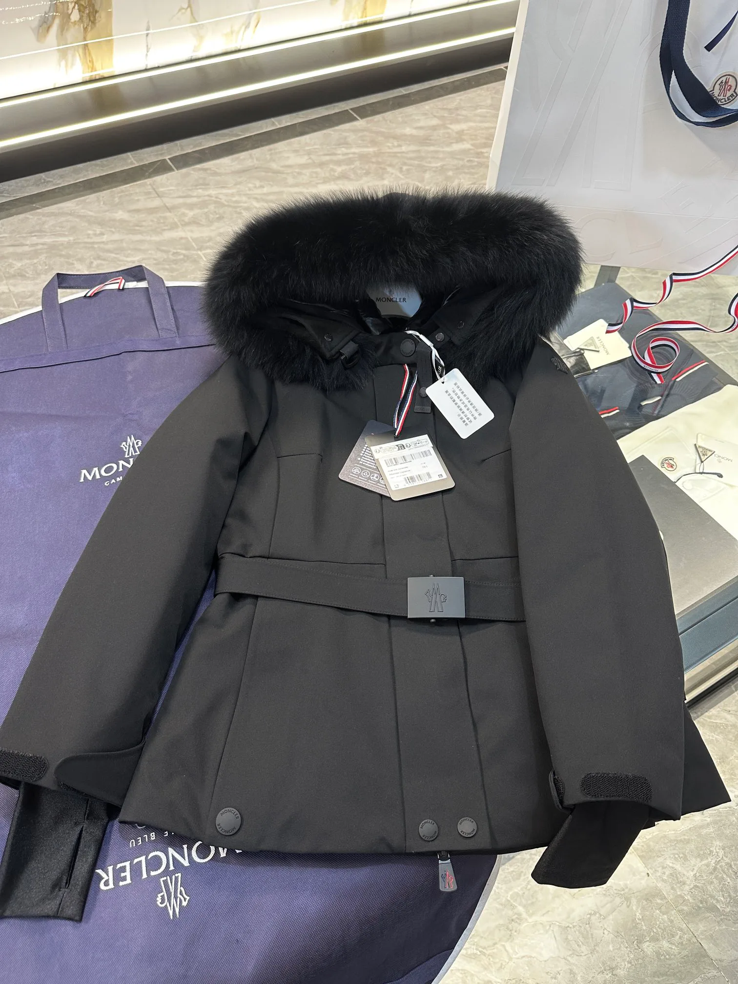 Women's Jackets And Down Jackets MONCLER 18133804