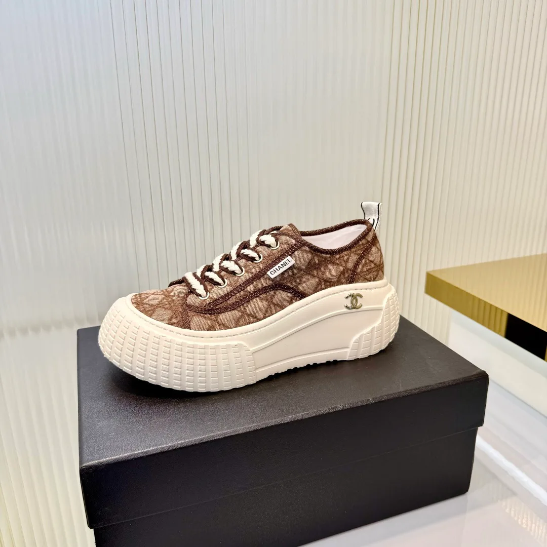 Women's Sneakers CHANEL 18366992